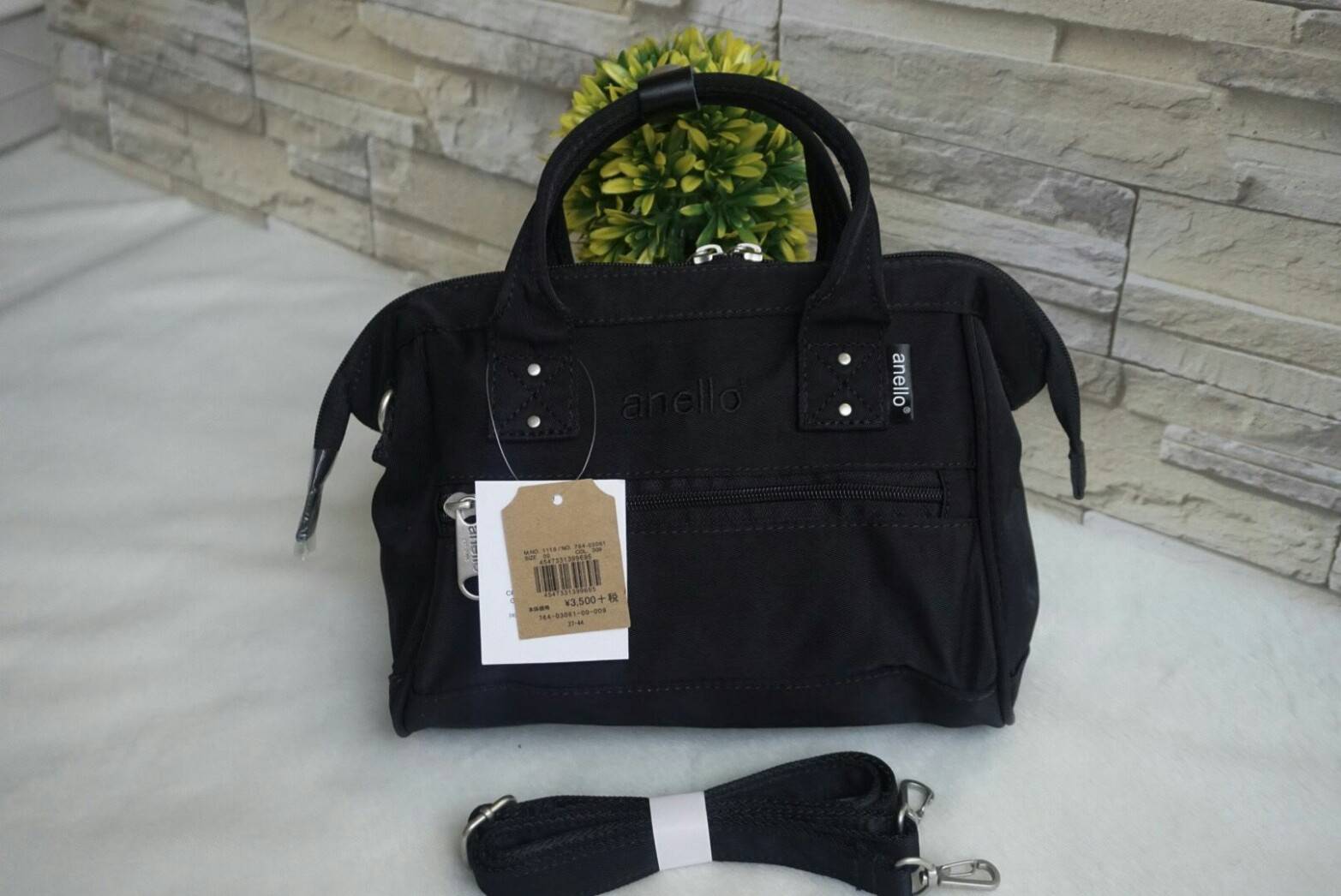 ANELLO Polyester Twill Mini Shoulder Bag AT-H1371 แบรนด์ฮิตติดลมบนในขณะนี้ กับคอลเลคชั่นใหม่เป็นรุ่นทรง Shoulder bag กระเป๋าสะพายในนี้ทำจากผ้า Polyester twill ที่มีความคงทนและมีสีสดใส กระเป๋าที่ดูจะใบเล็กๆใบนี้ สามารถบรรจุขวดน้ำ 500ml และกระเป๋าตังค์แบบยา