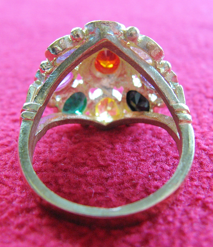 สินค้าหมดค่ะ แหวนพลอยนพเก้า รูปดอกไม้8กลีบ ทองเหลือง พร้อมกล่องกำมะหยี่ค่ะ