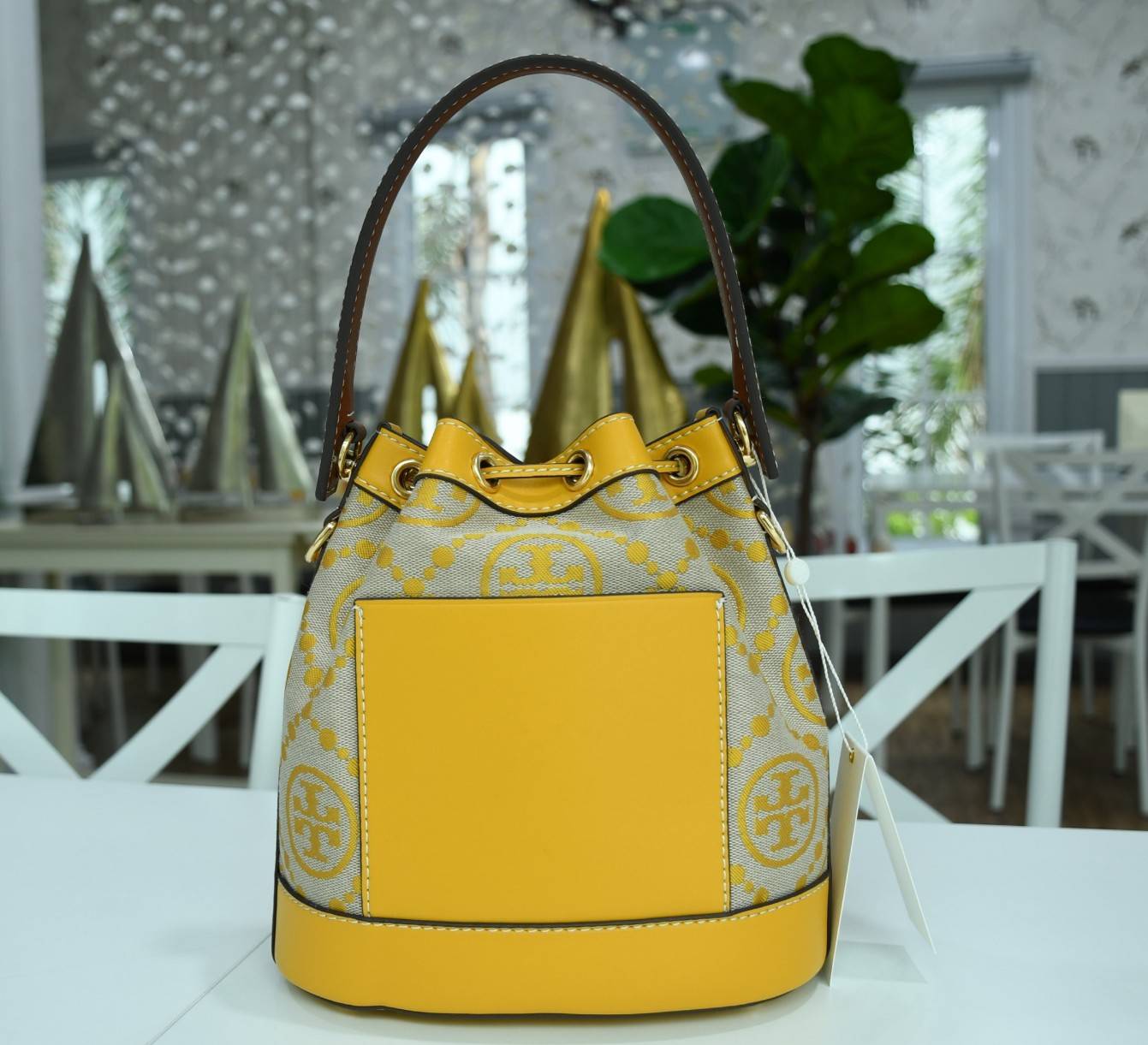 ของแท้ 💯% TORY BURCH Monogram Jacquard Bucket Bag กระเป๋าถือหรือสะพายไหล่ วัสดุผ้า Canvas โลโก้ Jacquard ทรงถัง ตั้งอยู่ทรง กระเป๋าปักลายแบรนด์ สวยหรู สายยาว Crossbody ได้ เปิด-ปิด โดยเชือกรูด เปิด-ปิดพร้อมสลับที่ประดับโลโก้ สวยหรู คุณนาย สุดๆ ไปเ