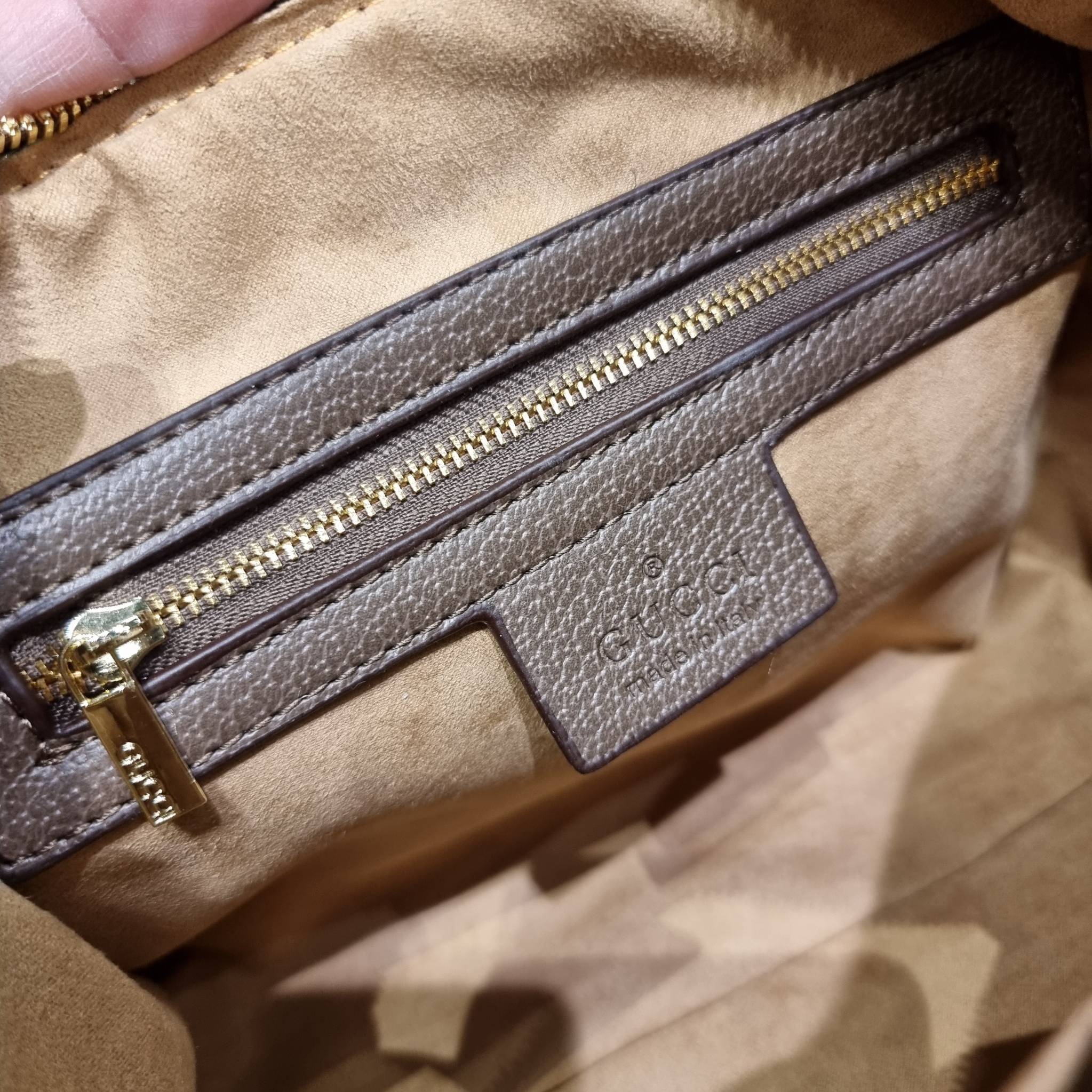 VIP 】GC CLASSIC DUFFLE BAG VIP GIFT กระเป๋าถือทรงหมอนสวยคลาสสิค สินค้าพิเศษจากเคาน์เตอร์ duty free แถมฟรี!! โบว์ผ้าลายแบรนด์ สำหรับตกแต่งหูกระเป๋า ผูกเป็นโบว์ หรือพันถนอมหูกระเป๋าก็ดูหรูมาก วัสดุหนังแคนวาส ดีไซน์แถบคาดโดดเด่น สวย หรู ใบจริงสวยมาก! เปิด-ปิ