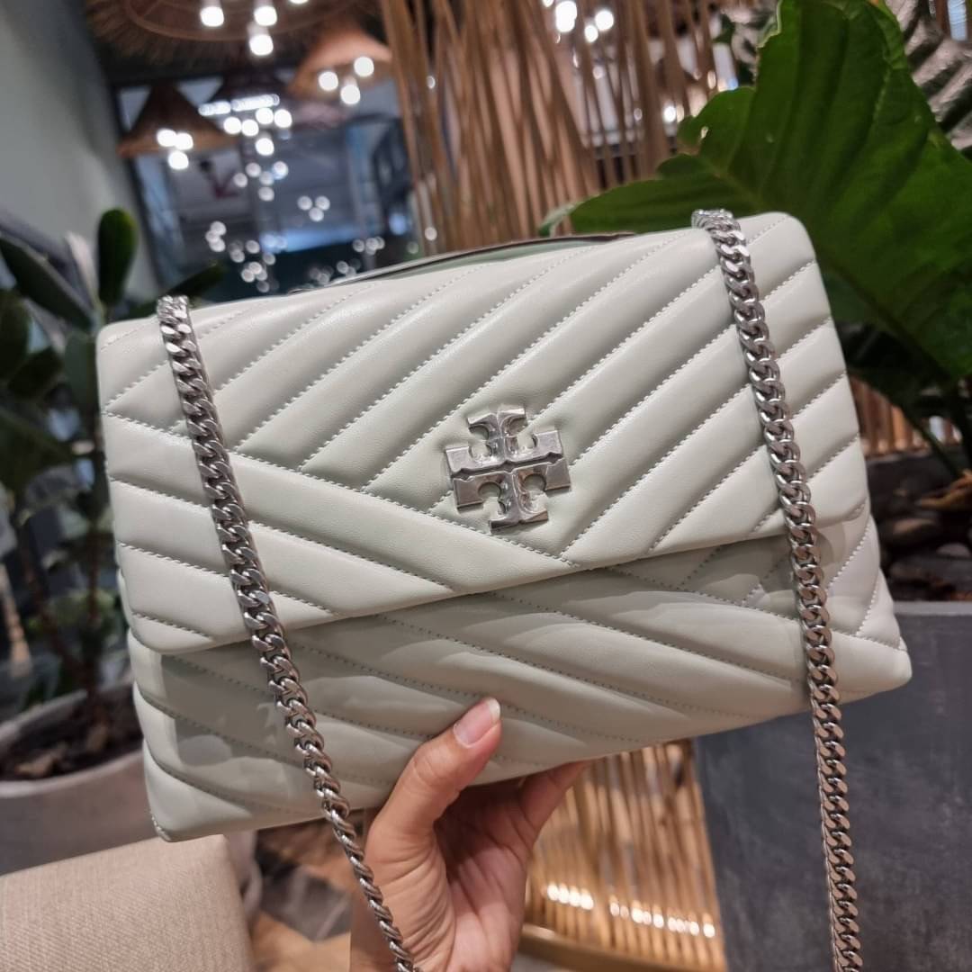 TORY BURCH KIRA CHEVRON CONVERTIBLE SHOULDER BAG (SMALL / MEDIUM) กระเป๋าสะพายรุ่นยอดฮิต ไซส์คลาสสิค ที่ใช้ยังไงก็ดูหรู ดีไซน์เฉพาะตัว วัสดุหนังแกะ สัมผัสนิ่ม เปิด-ปิดด้วยกระดุมแม่เหล็ก ภายในเป็นช่องโล่ง ใส่กระเป๋าสตางค์ มือถือ เครื่องสำอางค์ พาวเวอร์แบงค