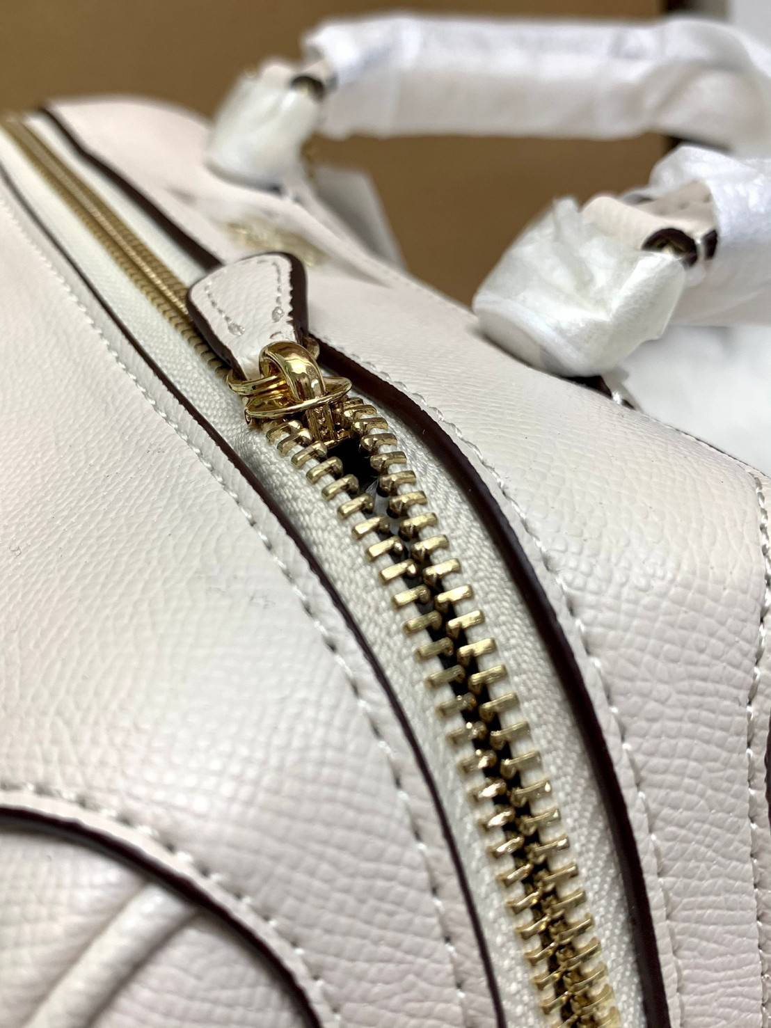 รุ่นอะไหล่ทองเข้าแล้วจ้าา ห้ามพลาดค่ะ Coach Bennett Boston Bag in Crossgrain Leather ((32202)) พร้อมส่ง รุ่นที่สาวๆหลายๆคนถามถึงกันค่า! กระเป๋าทรงหมอน หนังแท้ ลายหนังสวยมากค่ะ ไม่ว่ายุคไหนๆก็สวย ดูดี ทรงฮิตในตำนานค่ะ ✔️อะไหล่ทองหรูสวย เปิดปิดกระเป๋