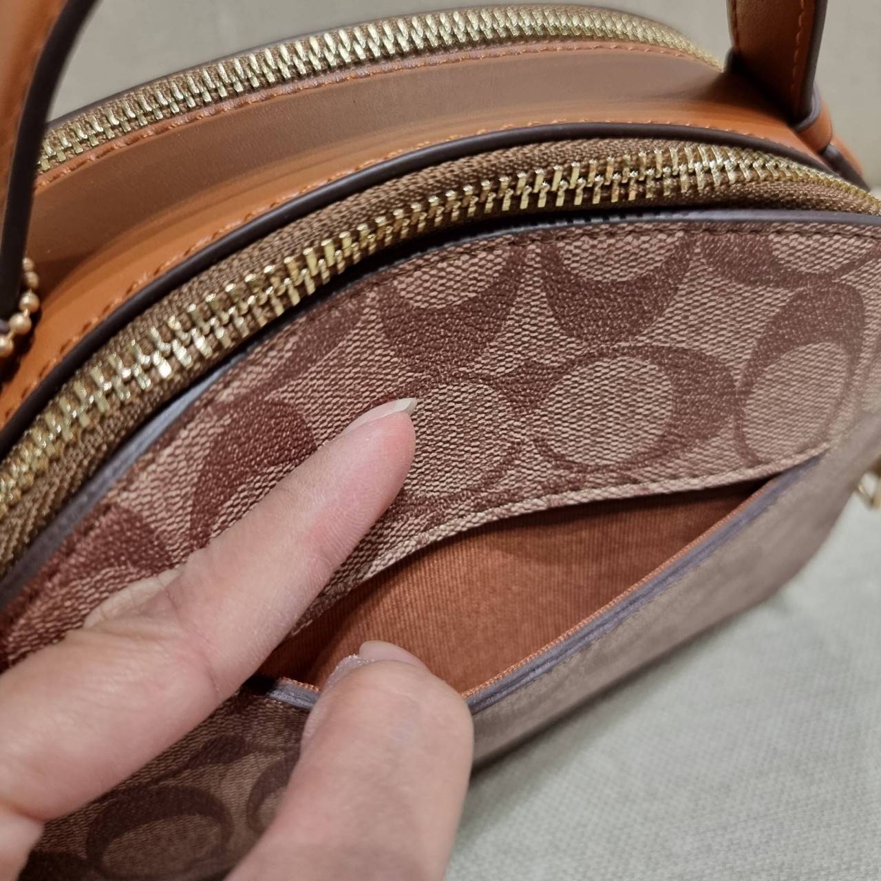 COACH C5642 SERENA SATCHEL IN SIGNATURE CANVAS WITH STRIPE ดีไซน์ stripe ที่แสนจะโดดเด่น กับคอลเลคชั่นยอดฮิต ที่ sold out ไปแล้วในหลายประเทศ!! กระเป๋าสะพายข้างทรงสวย ลุคผู้ดี วัสดุหนังแคนวาสสลับหนังแท้ เปิด-ปิดด้วยซิป 2 ช่องหลัก ภายในเป็นช่องโล่ง เก็บของไ