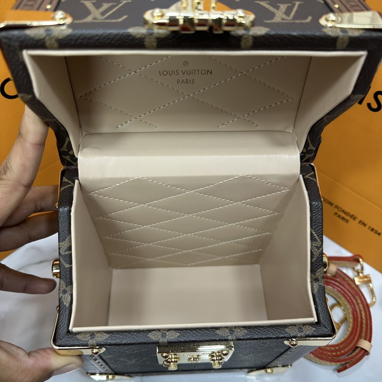ORI หนังแท้ | LV Camera Box S-lock Monogram canvas กระเป๋าสะพายทรงกล่องดีไซน์ขนาดเล็กพกพาสนุก คอลเลกชัน Fall-Winter 2022 เปี่ยมไปด้วยพลังและหรูหรา