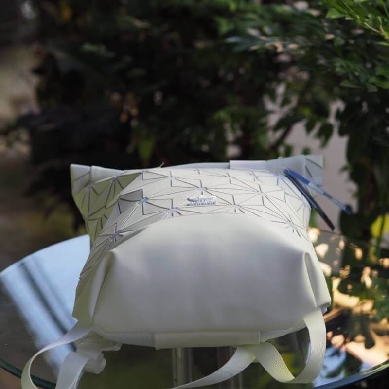 Adidas 3D Roll Top Backpack กระเป๋าเป้ Unisex ดีไซน์สุดฮิตสไตล์ ISSEY MIYAKE ใช้ได้ทั้งชายและหญิง เปิดปิดแบบ Roll Top ด้านหน้ามีโลโก้ ด้านหลังมี1ช่องซิป หัวซิปตีแบรนด์2ฝั่งตามคอลเลคชั่นY2018สวยดูดีใบใหญ่กำลังดีน้ำหนักเบา ภายในกว้างและจุ มีโลโก้ ช่องซิปช่อ