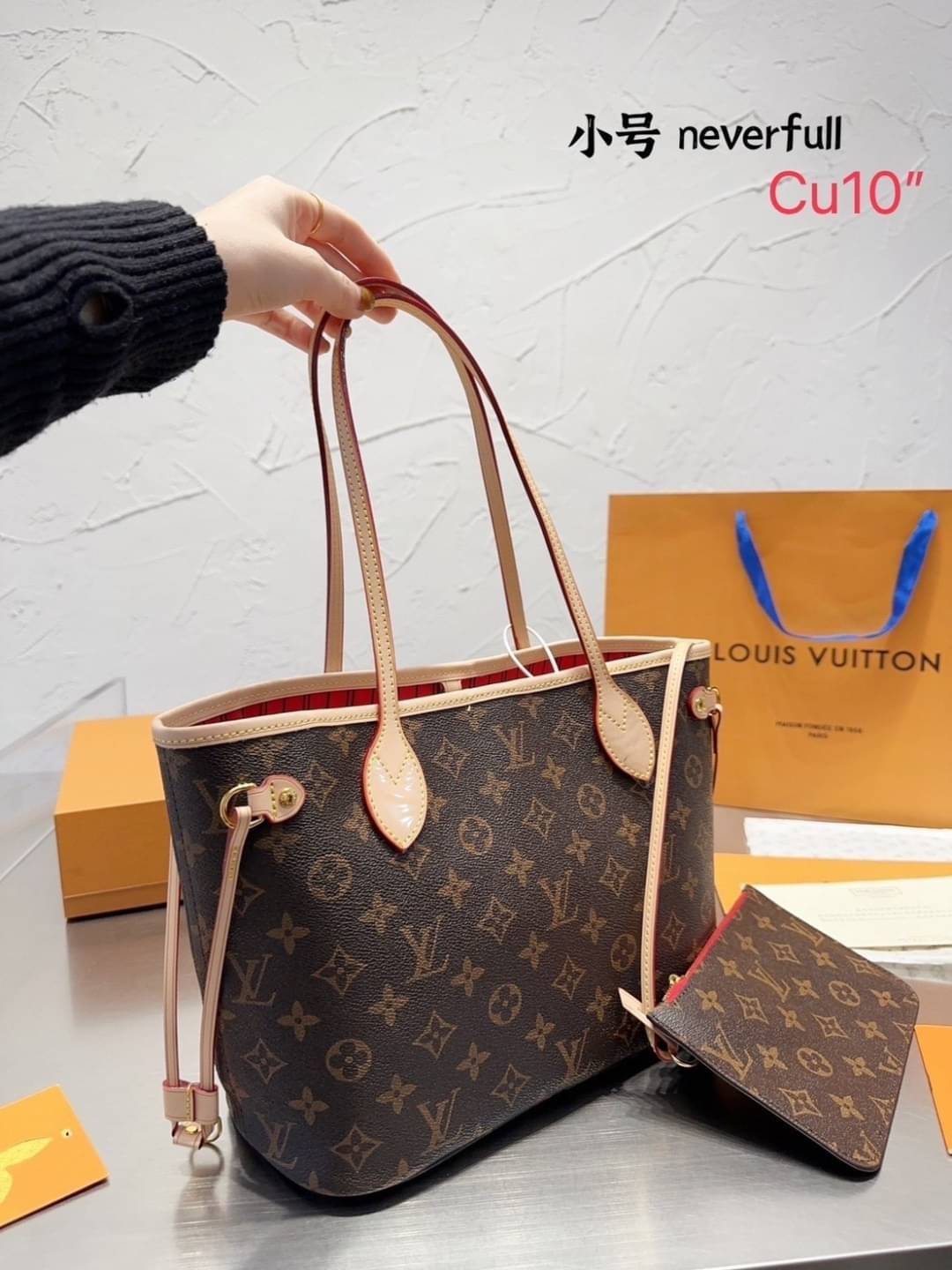 LV Neverfull Monogram Tote Bag กระเป๋าทรงโท้ทสะพายไหล่ใบใหญ่ขนาดกำลังสวย มาพร้อมใบลูก คลาสสิคที่สุด เป็นอีกรุ่นที่มีคนใช้กันทั่วบ้านทั่วเมือง ฮิตแบบไม่ต้องพูดเยอะ