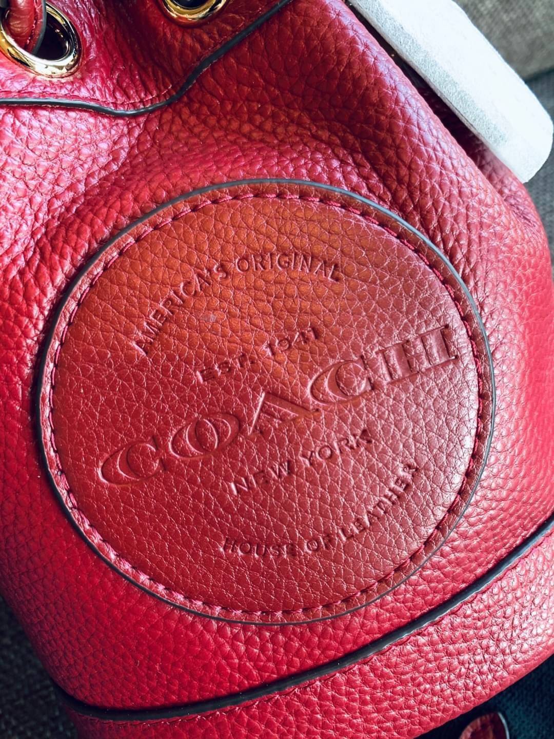 OUTLET 】COACH Dempsey Bucket Bag 15 With Coach Patch And Heart Charm ((C5121//C5112//C5114)) น้องน่ารักมากๆ นาทีนี้ต้องมีแล้วล่ะคะ! พร้อมส่งที่ไทยครบสีค่ะ! กระเป๋าหิ้ว//สะพายครอสบอดี้ร์ได้ หนังแท้สวยงามมากๆค่ะ ❤️มาพร้อมพวงรูปหัวใจแบรนด์+ป้ายหนังห้อ