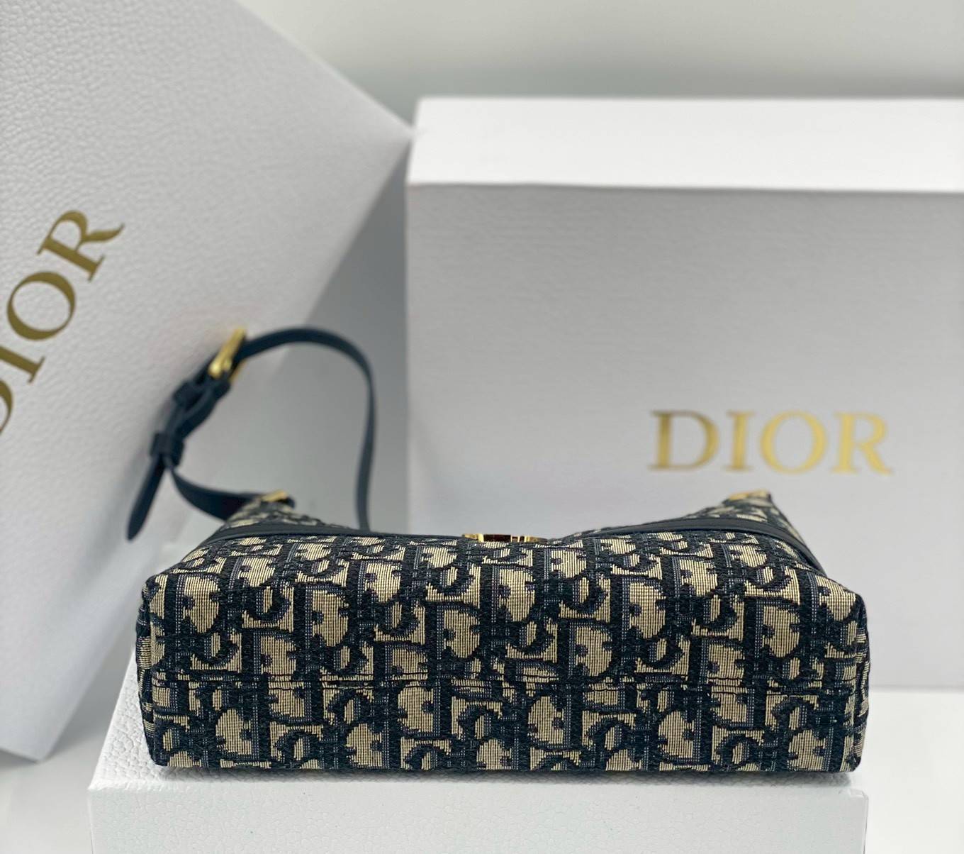 ORI หนังแท้ | DIOR Mini 30 Montaigne Cigale bag / DIOR Mini Miss Caro Cigale bag กระเป๋าสะพายไหล่ทรงโฮโบ ขนาดมินิเสริมไลน์ 30 Montaigne ด้วยรูปทรงทันสมัยและประณีตบรรจง