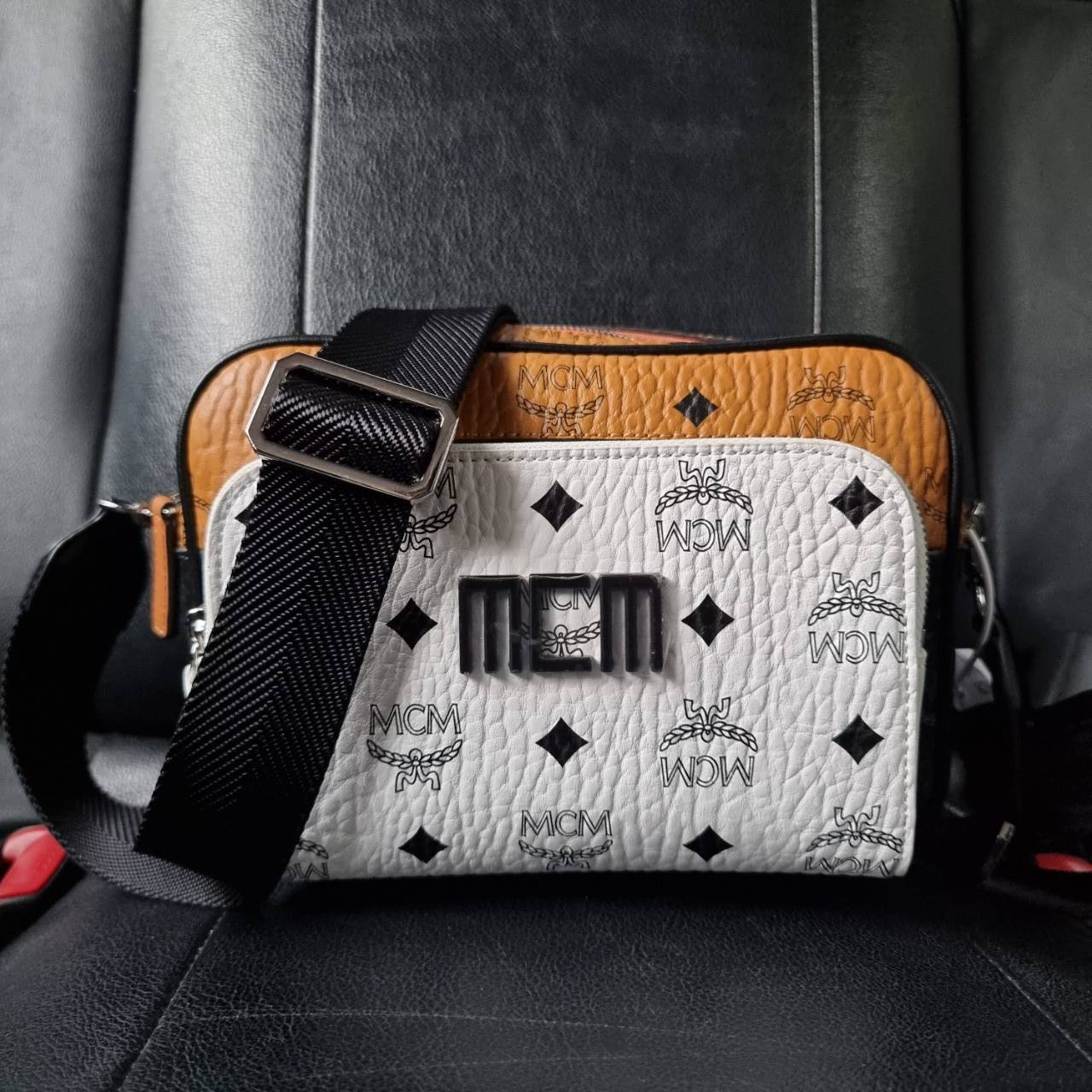 M.C.M KLASSIK CROSSBODY IN VISETOS MIX คลาสสิคสมชื่อ!! กระเป๋าสะพายข้างทรงครอสบอดี้ ดีไซน์มิกซ์แอนด์แมทช์สุดคูล ใหม่ล่าสุด เท่ได้ไม่ซ้ำใคร โลโก้โลหะรมดำดูมีเสน่ห์ วัสดุหนังแคนวาสคุณภาพดี มีช่องหลัก 2 ช่อง เปิด-ปิดด้วยซิป ด้านหลังมีช่องย่อยอีกหนึ่ง ภายในโล