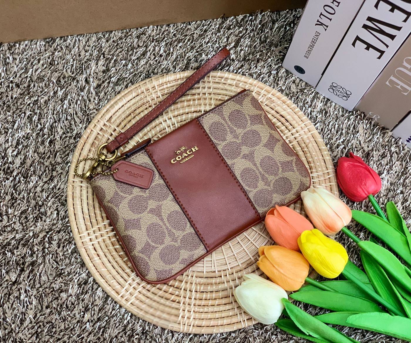 COACH SMALL WRISTLET IN COLORBLOCK SIGNATURE ((32445)) ✔️กระเป๋าคล้องมือ วัสดหนัง pvc อย่างดี ลายซิกเนเจอร์ ตัดขอบสีตรงกลางสวยงามมากๆค่ะ แบบซิปเดียว ((ภายในใส่มือถือได้บางรุ่นค่ะ)) มีช่องเสียบบัตรให้2ช่องด้วยนะคะ