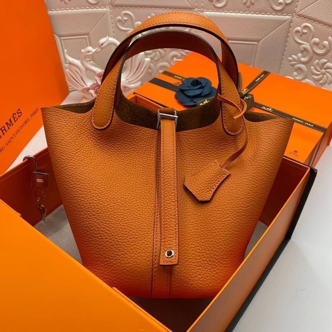 หนังแท้ Hermes Picotin Lock 18 bag กระเป๋าถือแบรนด์หรูระดับโลก งานเกรดออรินอล หนังแท้ทั้งใบ หนังมีลายทอริลลอนคล้ายของจริง มาพร้อมตัวล็อคเคลลี่ Kelly lock รูปทรงเรียบแต่หรู ใช้งานได้ทุกโอกาส ถือง่าย ใช้งานง่าย ภายในโล่งกว้าง ภาพสินค้าถ่ายจากงานขายจริง ใช้ง