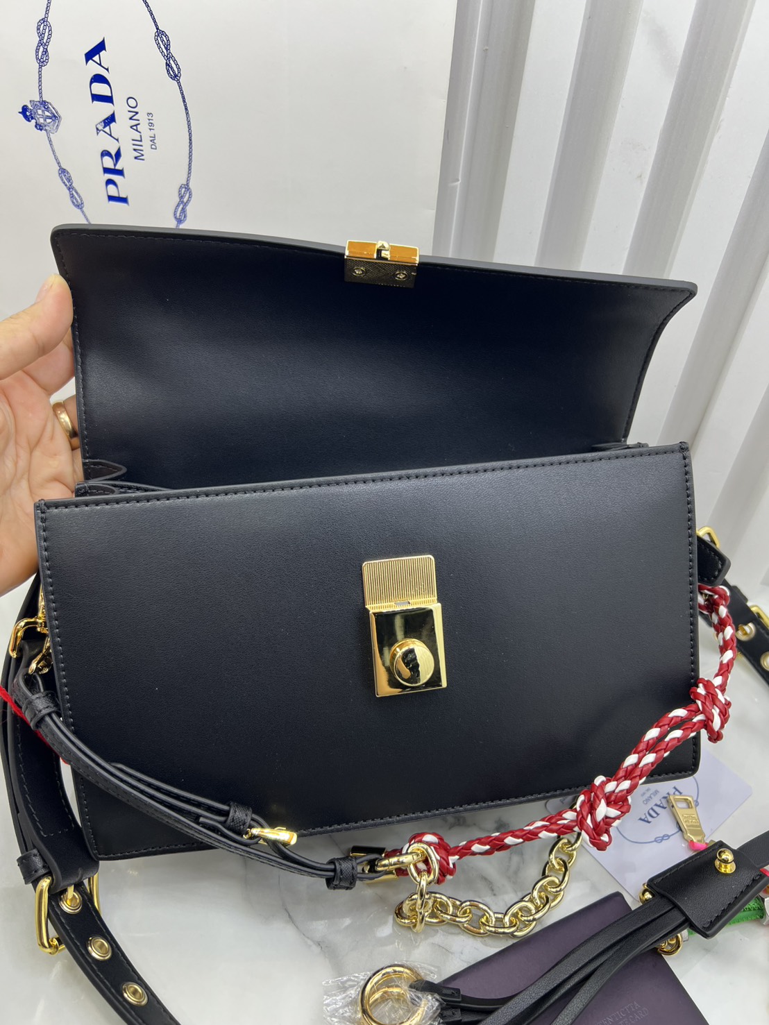 ORI หนังแท้ | 22cm Prada Soft Sound small leather shoulder bag with charms กระเป๋าสะพายทรงกล่อง รุ่นใหม่ล่าสุด มาแรงแบบเกินต้าน ด้วยดีไซน์เรียบ แต่มีกิมมิคเท่ห์ๆ ที่สายและพวงห้อยหลากสีสุดคิวท์