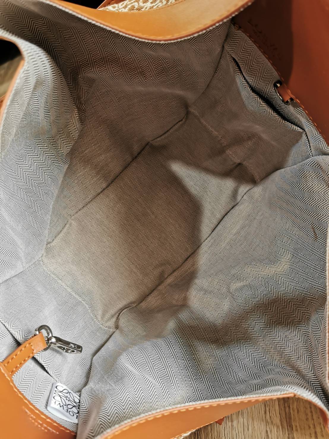 LOEWE ANAGRAM SHOULDER BAG VIP กระเป๋าถือหรือสะพาย รุ่นหายากสุดเลอค่าวัสดุ Anagram Canvas ตัดหนังแท้ Calfskin สุดคลาสสิค ขนาดกำลังดี น้ำหนักเบา ภายในโล่งกว้างและจุ ใส่กล้อง มือถือ ของใช้ได้เยอะ มาพร้อมหูสั้นหนังแท้หิ้วถนัดมือและสายหนังยาวสะพายไหล่หรือ Cro