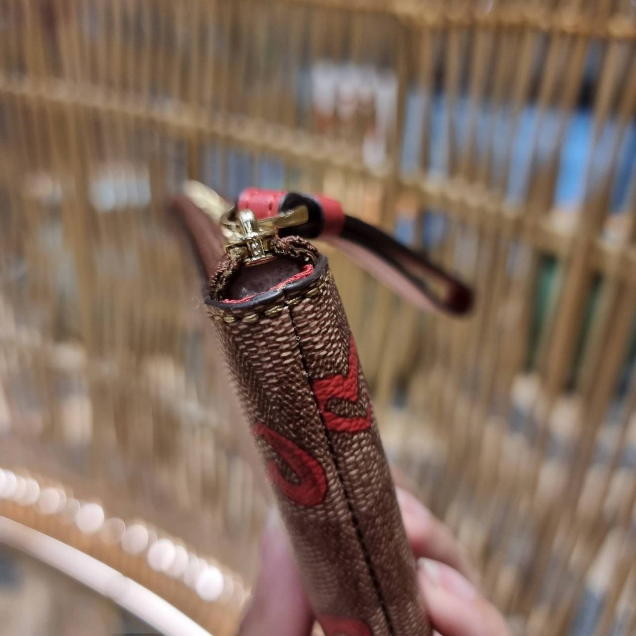 COACH 2972 CORNER ZIP WRISTLET IN SIGNATURE CANVAS WITH BUTTERFLY PRINT มาแล้วจ้า ไอเท็มสุดปัง!! ฮิตไม่เลิก!! พร้อมลวดลายสุดคิ้วท์ น่ารักน่าใช้ขึ้นไปอีก กระเป๋าคล้องมือ ขนาดเหมาะพกพา วัสดุหนังแคนวาส ภายในเป็นช่องโล่ง ใส่ธนบัตร หรือใส่บัตร ใส่เหรียญ ได้หมด