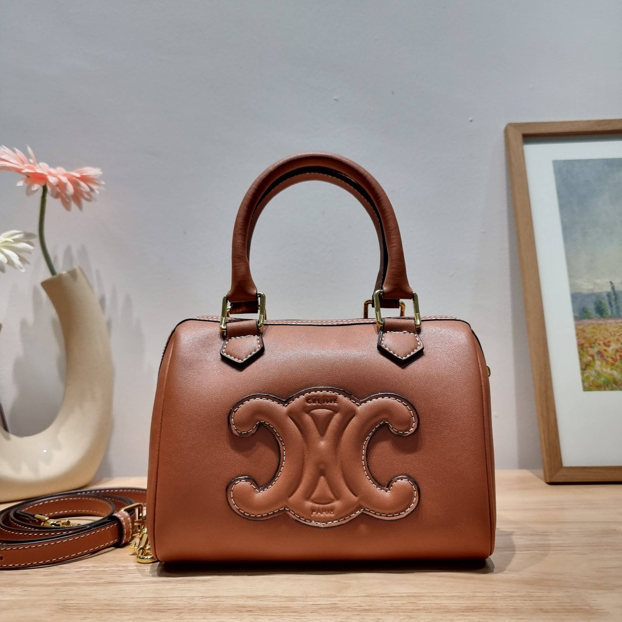 CELINE SMALL BOSTON CUIR TRIOMPHE IN SMOOTH LEATHER ฮิตมากกับสุดยอดความคลาสสิค ในรูปทรงสวย กับกระเป๋าสะพายทรงหมอน กะทัดรัด ขนาดกำลังดี ใช้งานสะดวก วัสดุหนังผิวเรียบ สวยคม