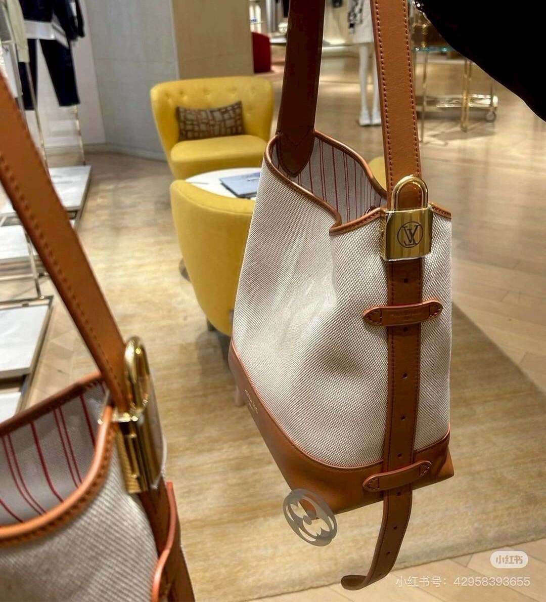 LV Low Key Hobo PM Bag กระเป๋าสะพายทรงโท้ทรุ่นใหม่ งานคอตตอนแคนวาส เผยความเรียบหรูมีระดับด้วยรูปทรงเรียบง่ายและงานฝีมือประณีตไร้ที่ติ ประดับแม่กุญแจสัญลักษณ์สุดไอคอนิก