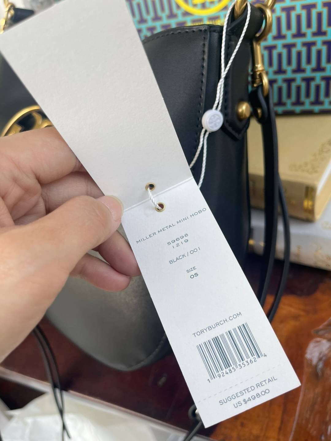 Tory burch miller metal-logo mini hobo bag มีกลิ่นอายสุดคลาสสิก ได้รับแรงบันดาลใจมาจากการขี่ม้า จึงได้ดีไซน์กระเป๋าออกมาในรูปแบบอานหลังม้าสุดเก๋ที่สามารถนำไปมิกซ์แอนด์แมทช์กับสไตล์การแต่งตัวได้หลายชนิด ไม่ว่าจะเป็นกับเดรสทรงยาวหรือกางเกงยีนแสนเท่ตัวโปรดขอ