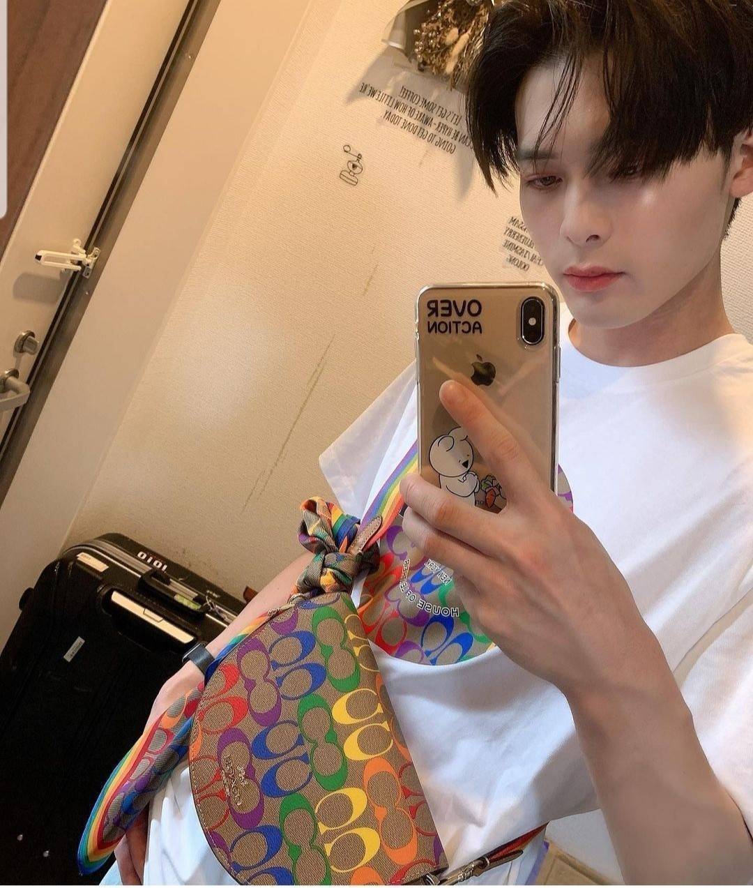 COACH ELLEN CROSSBODY IN RAINBOW SIGNATURE CANVAS (COACH C4098) ให้สายรุ้ง มัดใจได้มั้ยเนี้ย🌺คอลเลคชั่นที่ไม่ต้องพูดเยอะ//กระเป๋ารูปทรงน่ารัก ที่ใครได้เห็นเป็นต้องอดใจไม่ไหว // วัสดุหนังแคนวาสผสมหนังแท้ กระแทกความสดใสขึ้นไปอีกขั้น ด้วยลาย