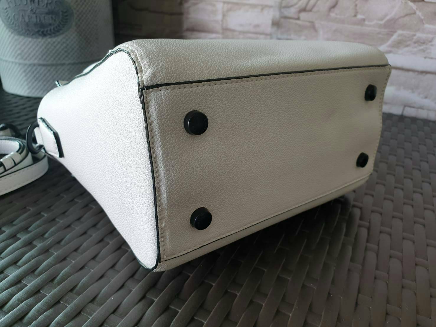 CHARLES & KEITH รุ่น CLASSIC DOUBLE TOP HANDLE BAG CK2-30270225-5 ราคาปกติช้อป (฿2,990.00) กระเป๋าถือ- สะพาย หนังสวยอยู่ทรง สไตล์คลาสสิค เรียบหรู ดูดี ทรงนี้ฮิตตลอดกาล เป็นรุ่นที่ขายดีสุดๆ ไม่มีตกเทรน ด้านหน้าติดโลโก้แบรนด์ อะไหล่ปั้มแบรนด์ มีหมุดรองฐานทั