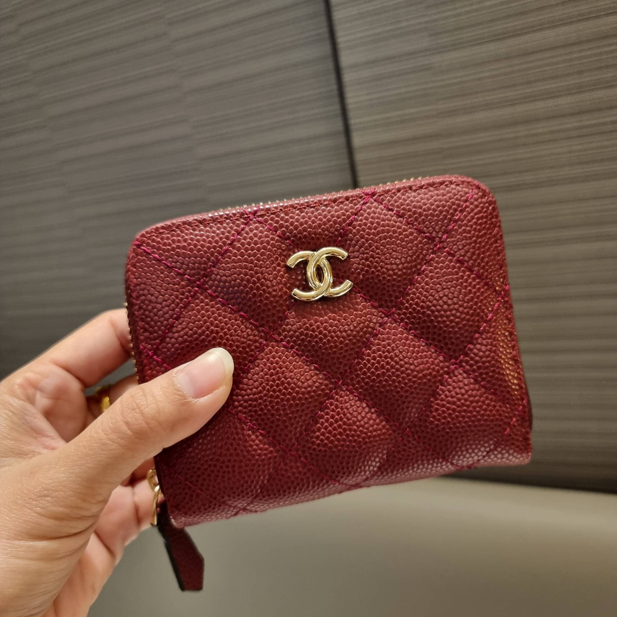 กระเป๋าสตางค์ใบสั้นรุ่นซิปรอบ จาก Chanel เรียบหรู ดูไฮน์ วัสดุหนังสังเคราะห์ลายคาร์เวีย ด้านในเป็นหนังซาฟเฟียโน่ เปิด-ปิดด้วยซิป รูดใช้งานง่าย ภายในกระเป๋ามีช่องใส่บัตร ใส่ธนบัตรได้ (แบบพับ) ดีไซน์เรียบหรูตามสไตล์ ใช้แล้วเฮง ใช้แล้วรวย จัดเลยจ้าา 🥰