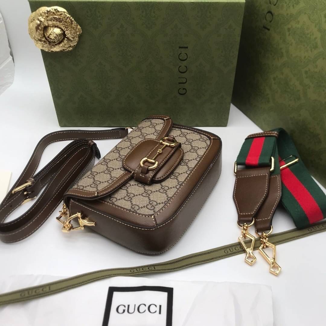 VIP GIFT 】หนังแท้ GUCCI Horsebit 1955 mini bag GG Supreme canvas ที่สุดของรุ่นที่ฮอตหนักมาก คอลเลคชั่นที่ยอดขายดีตั้งแต่วันแรกที่ลง shop ด้วยรูปทรงที่กะทัดรัด ตอบโจทย์ได้ทุกลุค ทุกไลฟ์สไตล์ ใช้งานได้ง่ายคล่องตัว เรียกได้ว่าใครไม่มีได้ยังไง สวยขนาดนี้!!