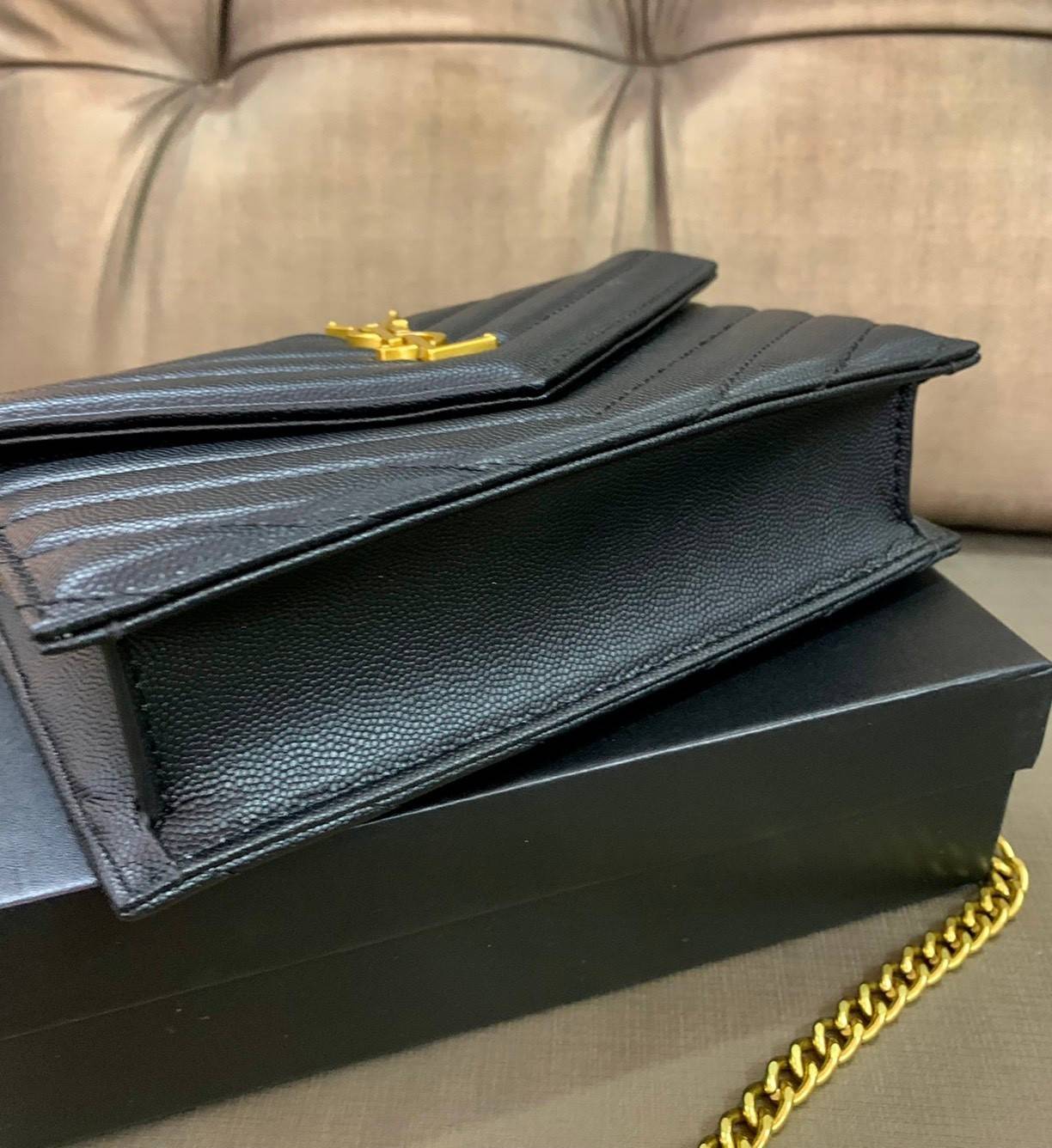 YSL Bag รุ่น Saint Laurent WOC VIP GIFT WITH PURCHASE (GWP) พรีเมี่ยมกิ๊ฟ Limited Edition จาก YSL รุ่นฮอตปรอทแตก วัสดุหนังแกะสังเคราะห์ หนังขึ้นรูปเงาสวย เป็นการดีไซน์กึ่งกระเป๋าสตางค์ ที่มาพร้อมสายสะพายยาว (เป็นสายโซ่ที่ต่อกับหนัง) สายถอดได้ (ปรับระดับไม