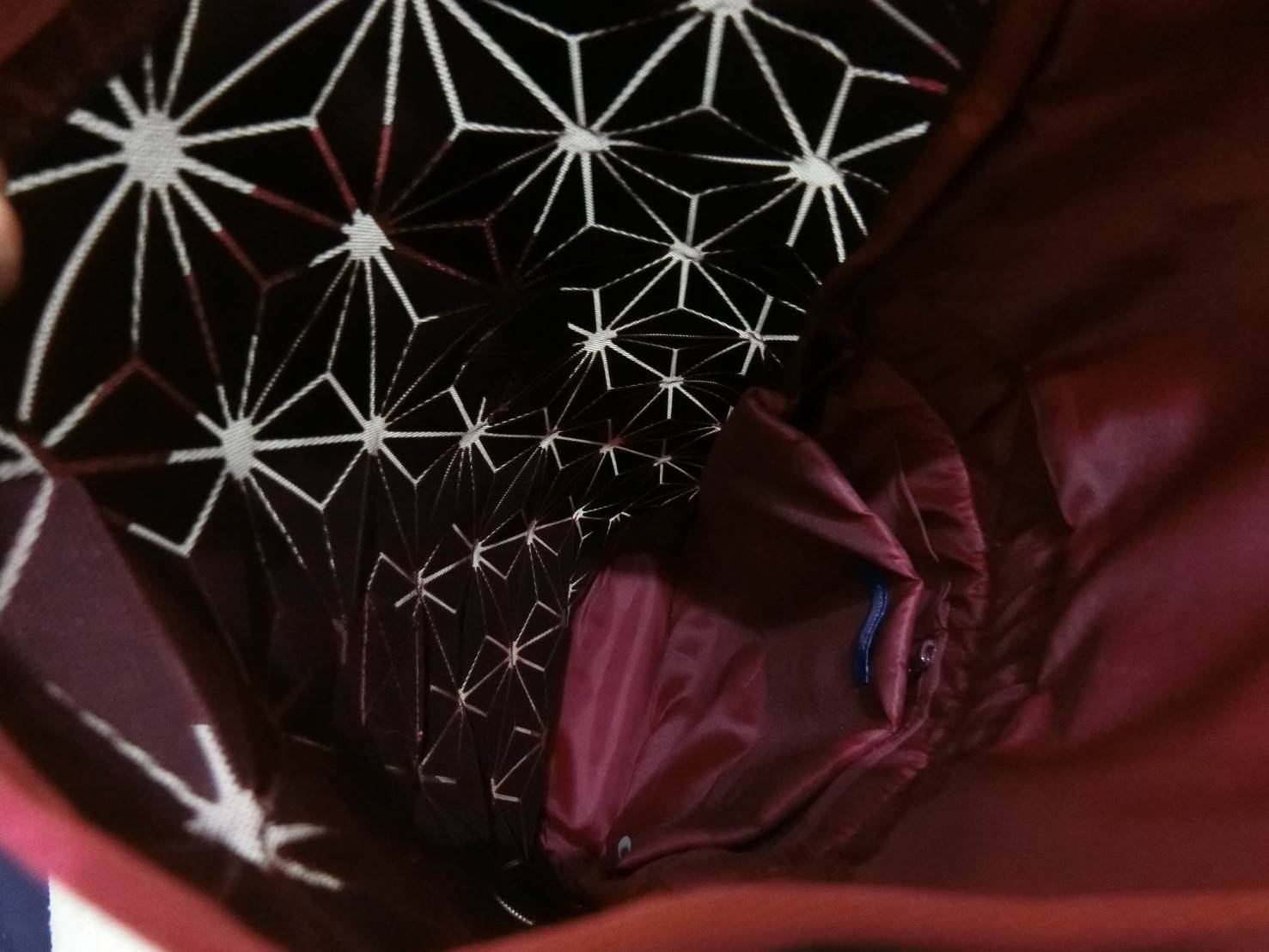 Adidas Originals BP Roll Top 3D Mesh 2017 Backpack Bag DH0100 กระเป๋าเป้สะพายหลัง ดีไซน์แบบ 3 มิติ วัสดุ polyurethane สีดำด้าน โดยใช้ลูกเล่น ของเหลี่ยมและมุมเชื่อมเข้าหากัน ออกแบบกระเป๋า เป็นเหมือนถุงทรงสูง ในส่วนปากกระเป๋าเป็นแบบตีนตุ๊กแก ม้วนพับ และติดก