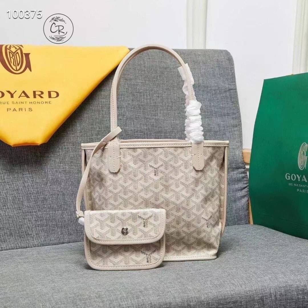 GOYARD ANJOU TOTE MINI ฮอตไอเท็ม กับกระเป๋าสะพายทรงโท้ท ไซส์มินิ กะทัดรัดมาก มาครบสีขายดี เลิศทุกสี รูปทรงคลาสสิค ดีไซน์เป็นเอกลักษณ์ ใช้งานได้หลากหลาย สามารถกลับด้านใช้ได้แบบไม่มีเบื่อ