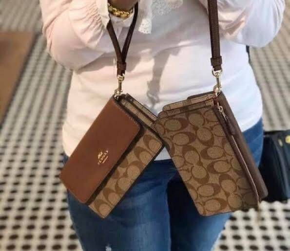 ของแท้ COACH 78229 FOLDOVER WRISTLET IN SIGNATURE CANVAS ไอเท็มที่ต้องมี!! 😎 ใบนี้เลย!! คลัทช์คล้องมือ ถอดสายได้