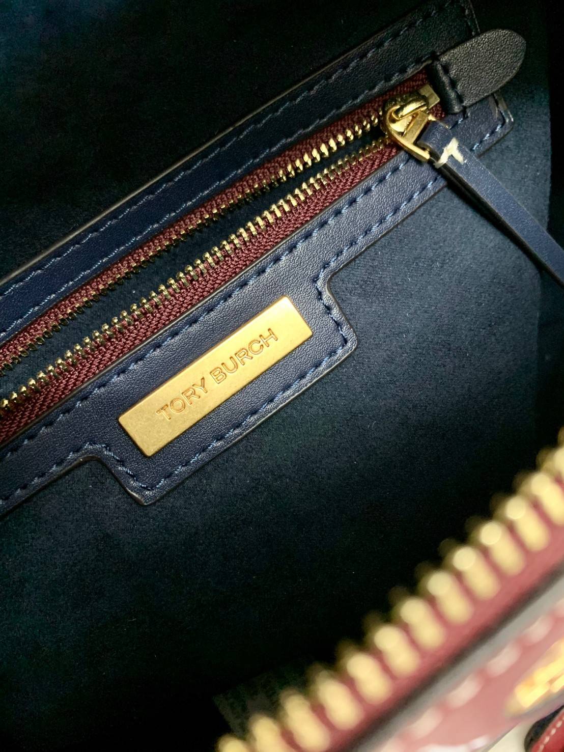 TORY BURCH T Monogram Color-block Barrel Duffle พร้อมส่งที่ไทย สวยก่อนใคร ใบใหญ่ ใส่จุไปเลยจ้าา😘 ✔️กระเป๋าทรงหมอน วัสดุหนังแท้ชั้นดีที่สุด หนังเรียบนิ่มสวย ✔️เปิดปิดกระเป๋าด้วยซิปคู่แบบมีหนังห้อย ภายในกว้างมากสำหรับไซด์นี้ หายห่วงไปเ