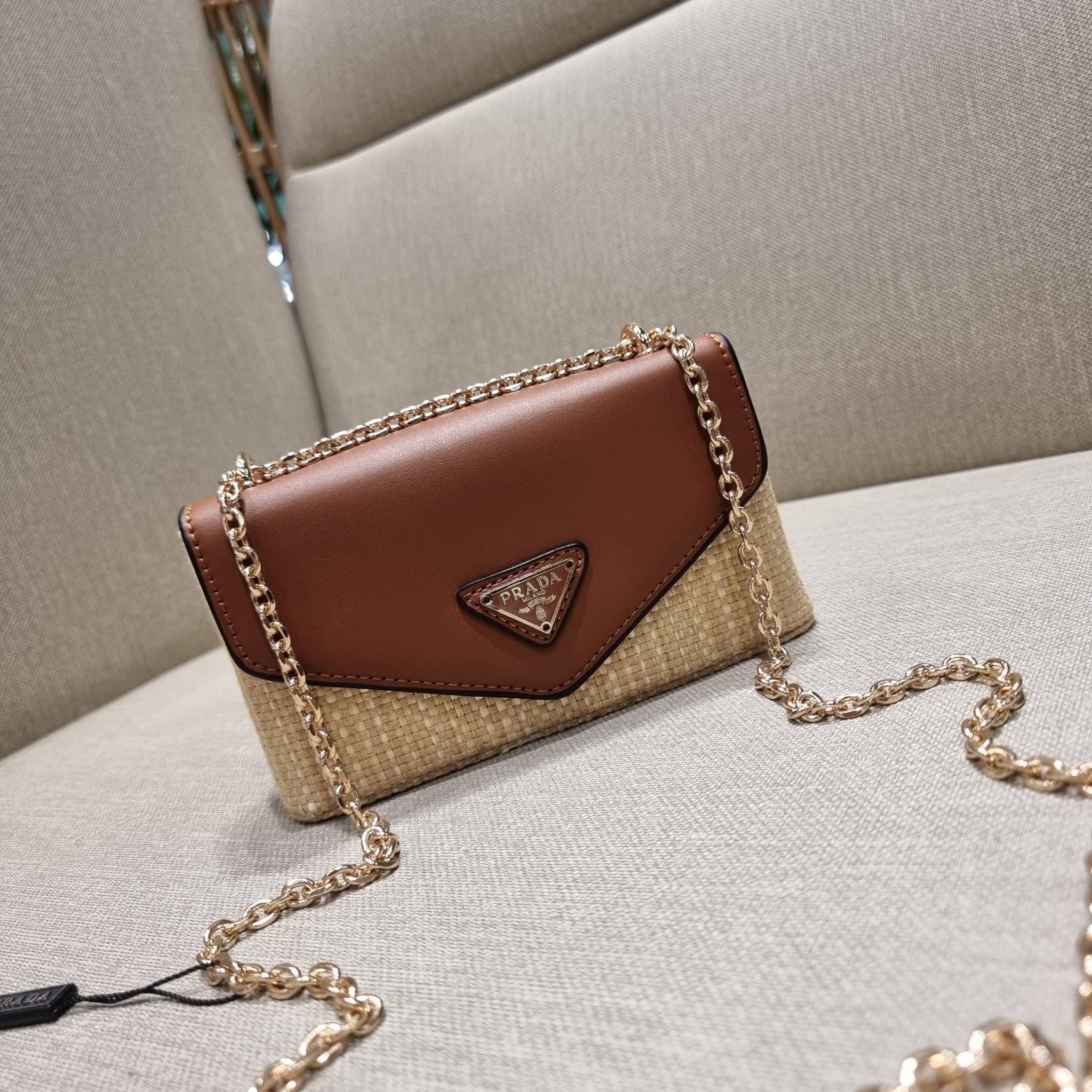 VIP 🥂 PRADA RAFFIA AND LEATHER SHOULDER BAG ลายสานกำลังฮิต! ปังไม่ไหว! ด้วยดีไซน์ล้ำทันสมัย ตกแต่งหนังแท้ผสานกับวัสดุจากธรรมชาติ ออกมาเป็นลายสานที่สวยหรู กับกระเป๋าสะพาย ไซส์กำลังน่ารัก ใส่โทรศัพท์ได้ พกพาง่าย เปิด-ปิดด้วยกระดุมแม่เหล็ก ภายในเป็นช