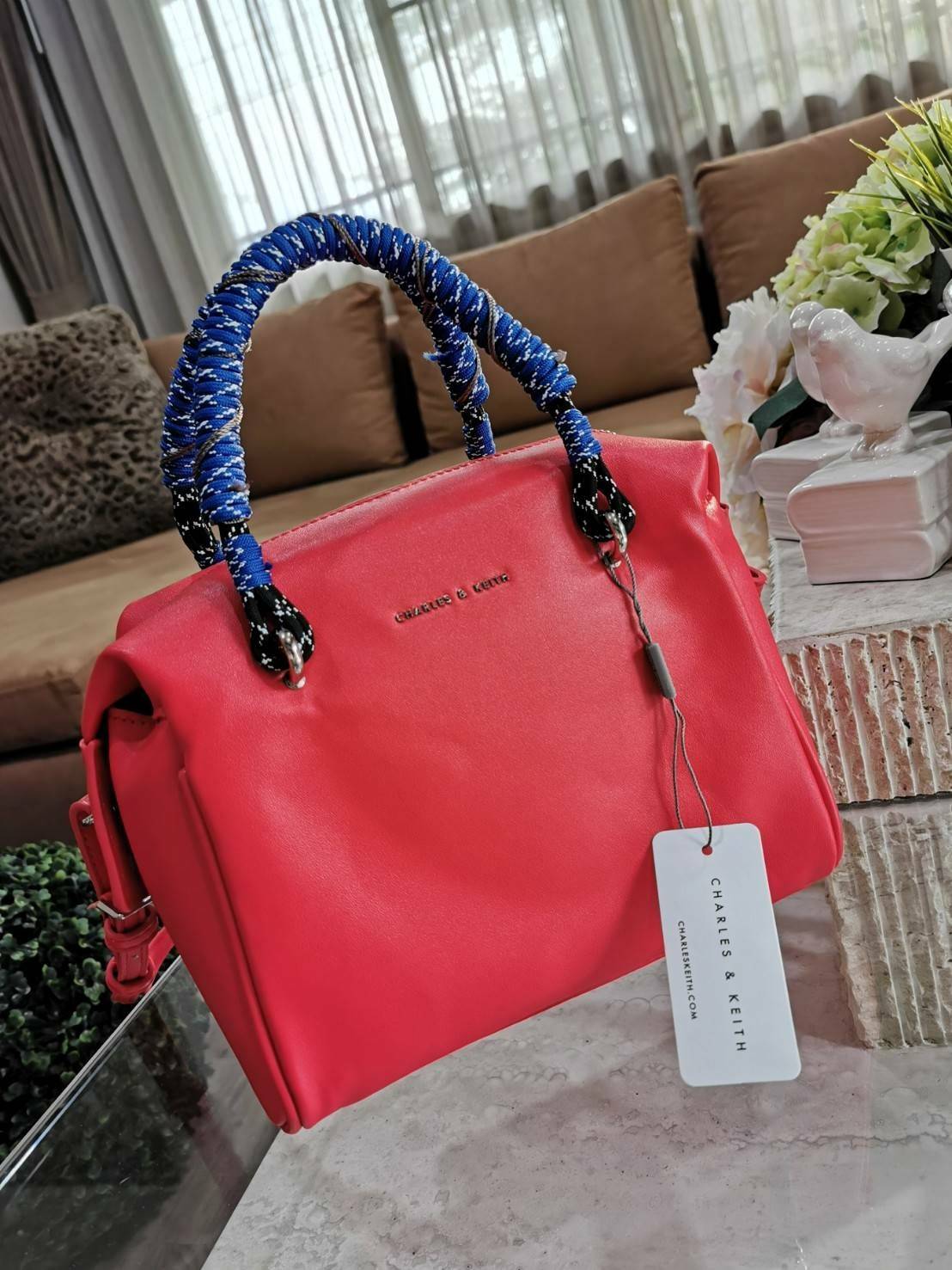 CHARLES & KEITH Nylon Twist Top Handle Bag กระเป๋าถือหรือสะพายรุ่นใหม่แบบชนช็อปทรง Bowling วัสดุหนังแกะสังเคราะห์เรียบสวยอยู่ทรงขนาดกำลังดี น่ารัก น้ำหนักเบา เปิดปิดด้วยซิปคู่สะดวกใช้ ภายในมีโลโก้และช่องซิป มีหมุดรองฐานกันรอยสี่มุม หูจับ Nylon Twist เพิ่ม