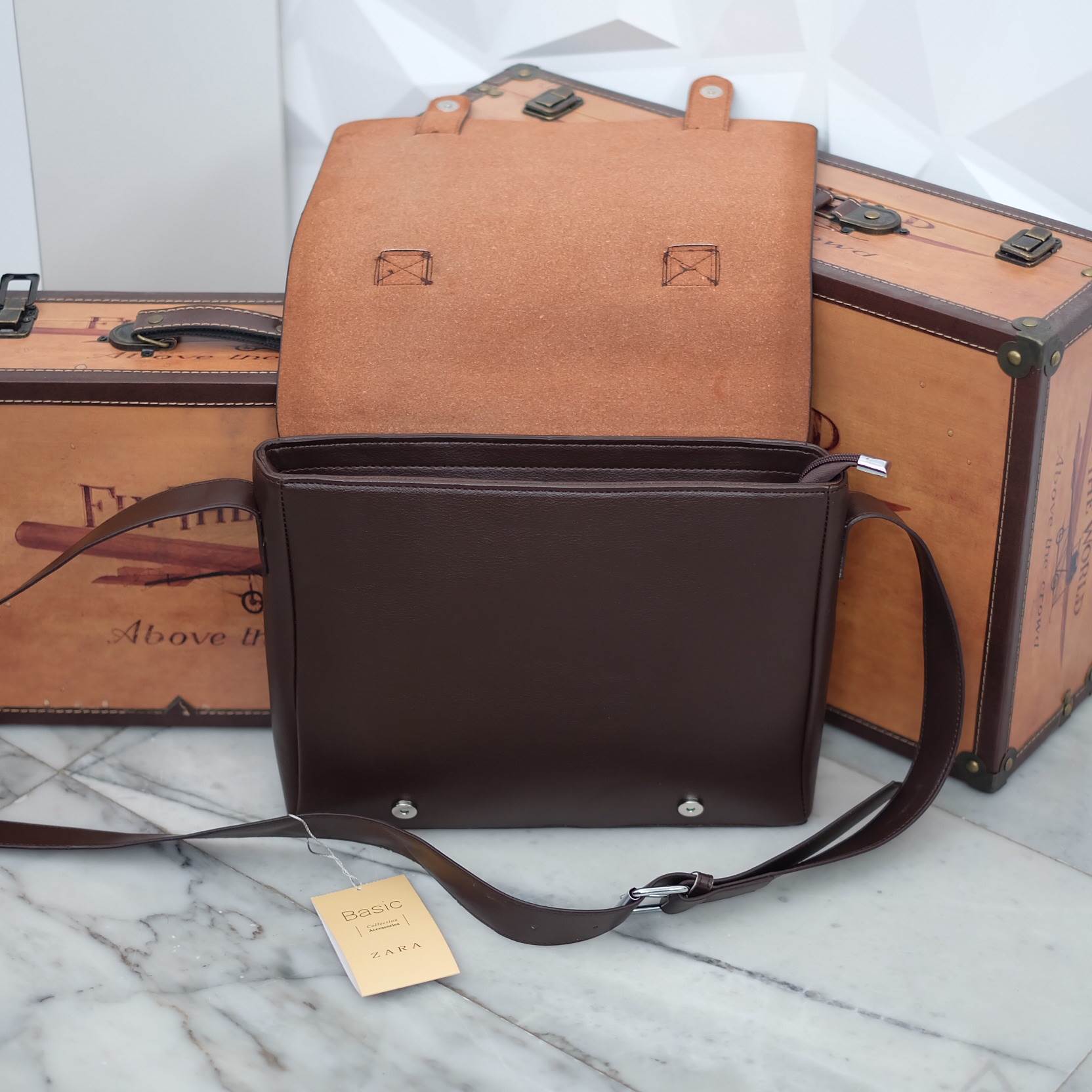 เอาใจหนุ่มๆบ้างค่า สำหรับ messenger bag หนังดี มากๆเลยน้า ลายหนังชัดสวย ใบนี้จากแบรนด์ ZARA MEN ตัวกระเป๋าขนาดกำลังดีเลยคะ สีน้ำตาลเข้มสวยมาก คลาสสิคสุดๆ มีช่องแบ่งเก็บของหลายช่องเป็นสัดส่วนมากๆคะ น้ำหนักเบา จุของคุ้ม สายยาว ปรับได้ free size สามารถสะพาย 