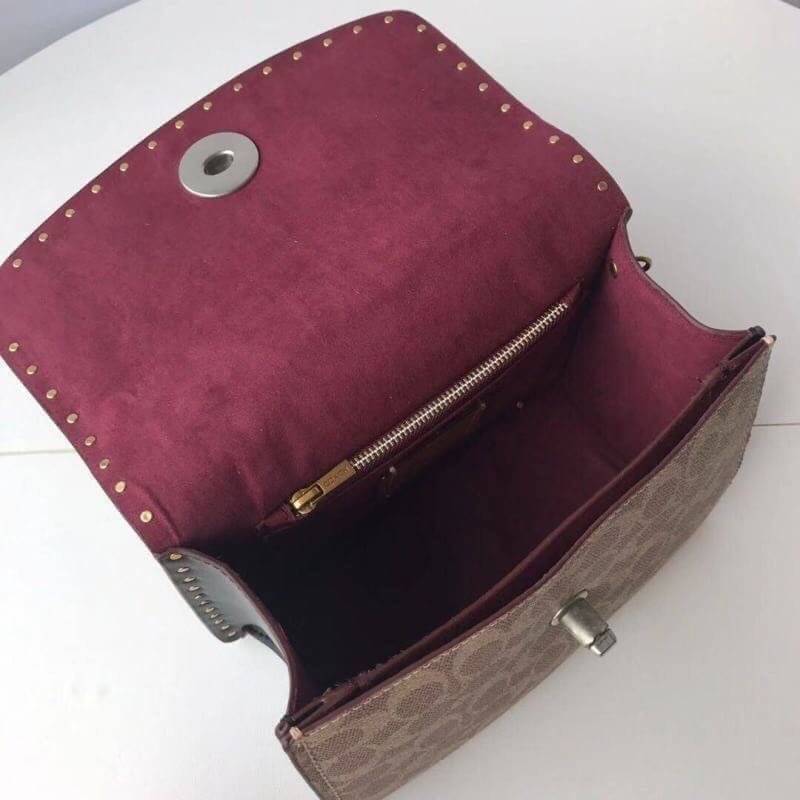 Coach Parker Top Handle In Signature Canvas With Rivet สินค้าใหม่ทรงน่ารัก ใช้แล้วดูแพงมากกก มีช่องใส่ขนาดกว้าง ใส่ของได้จำนวนมาก แถมยังสามารถถือเก๋ๆ แบบคุณนาย หรือสะพายเป็น crossbody ก็ได้ โดดเด่นด้วยลายsignature coach ใครยังไม่มีห้ามพลาดดดเลยนะ ของสวยจร