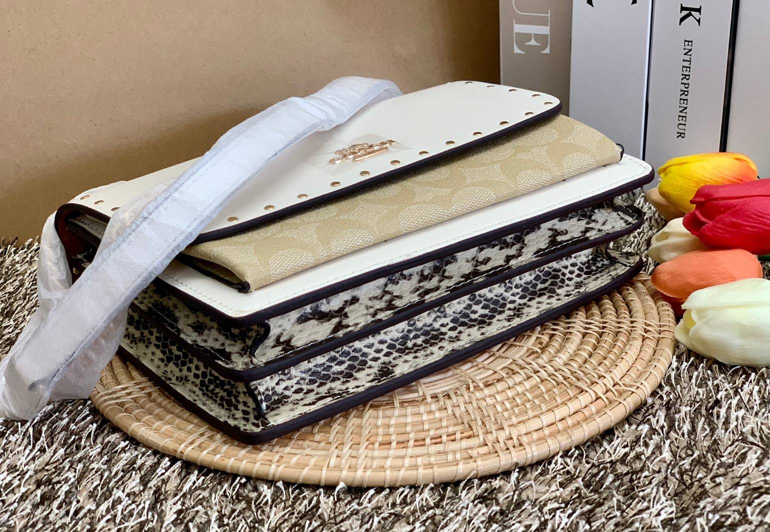 พร้อมส่งถึง8สี ห้ามพลาดค่ะ! COACH KLARE CROSSBODY BAG ((91019//91174//90400//1424//90635)) พร้อมส่งที่ไทย กระเป๋าสะพายครอสบอดี้ร์หรือสามารถทบเป็นสายคู่คล้องไหล่ได้ด้วยค่ะ หนังแท้ แต่ละสีทำลายหนังได้สวยงามแตกต่างกันออกไปนะคะ ✔️ห้อยด้วยป้ายแบรนด์แบบโ