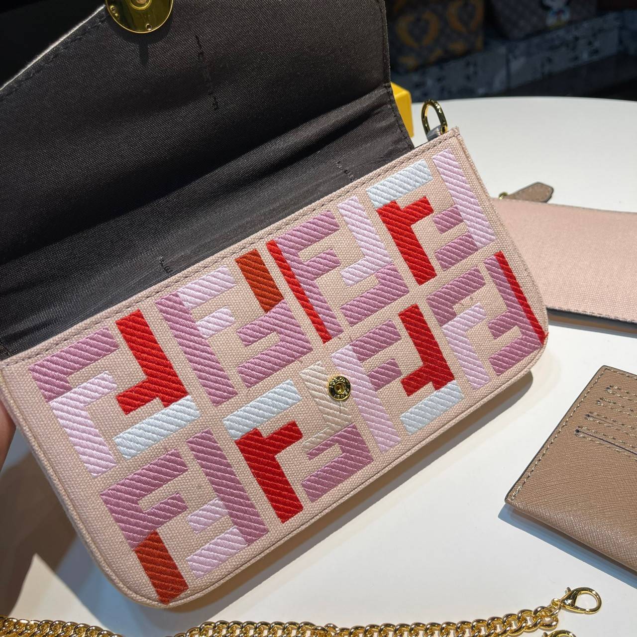 หนังแท้ Fendi Wallet On Chain With Pouches leather mini-bag กระเป๋าสะพายข้างทรงเหลี่ยมตกแต่งด้วยโลโก้ Fendi กระดุมแป๊ก มาพร้อมกระเป๋าด้านในแบบถอดได้ถึง 2ใบ สุดคุ้ม พร้อมสายโซ่และสายสปอร์ตถอดออกได้ ไอเท็มนี้ไม่ควรพลาดเลยค่าา