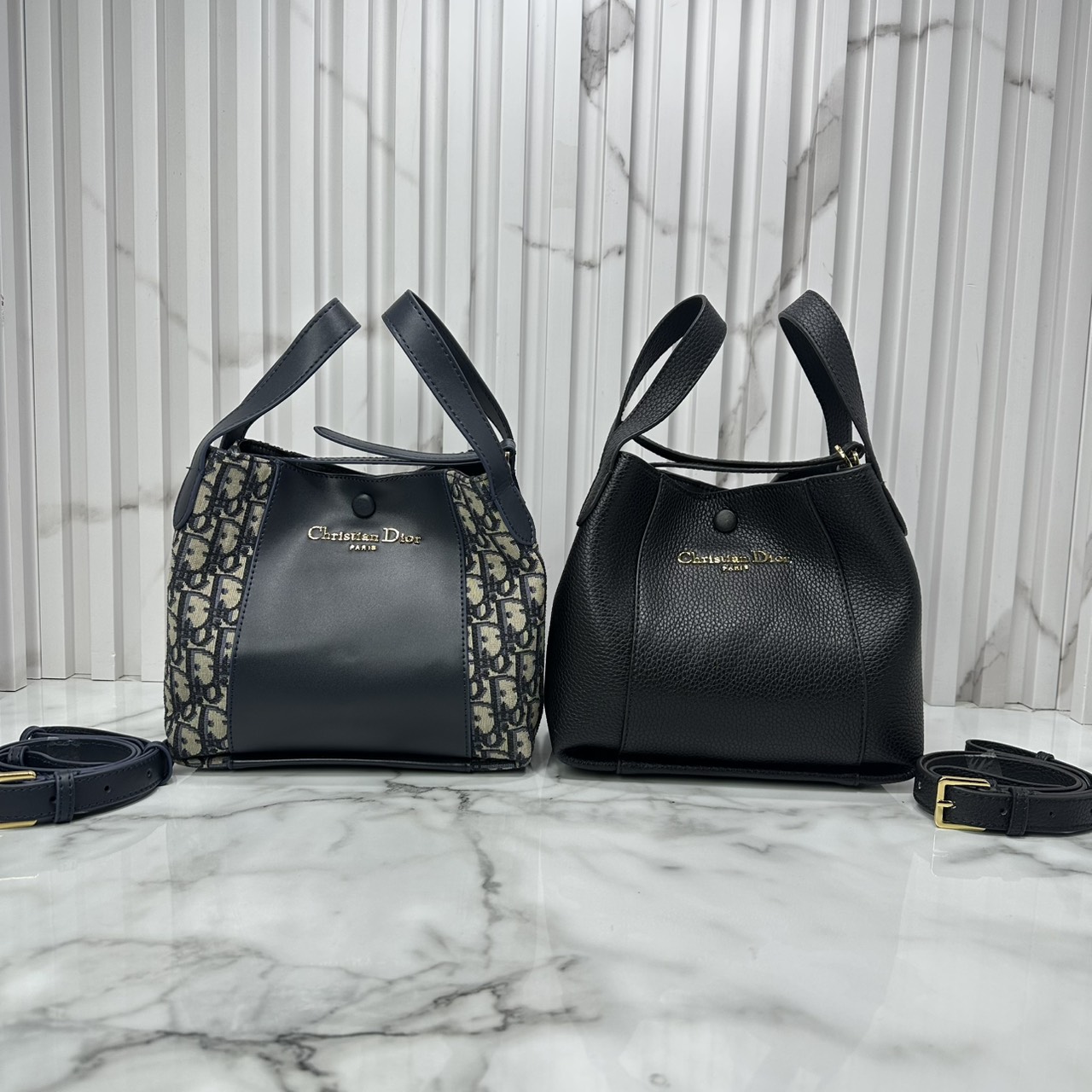 ORI หนังแท้ | DIOR Small Signature Bucket Bag / Dior bucket bag กระเป๋าทรงบัคเกตรุ่นใหม่ล่าสุด มาพร้อมกับการออกแบบที่โดดเด่น และสง่างาม เรียบหรูดูแพง มีรายละเอียดสุดวิจิตร