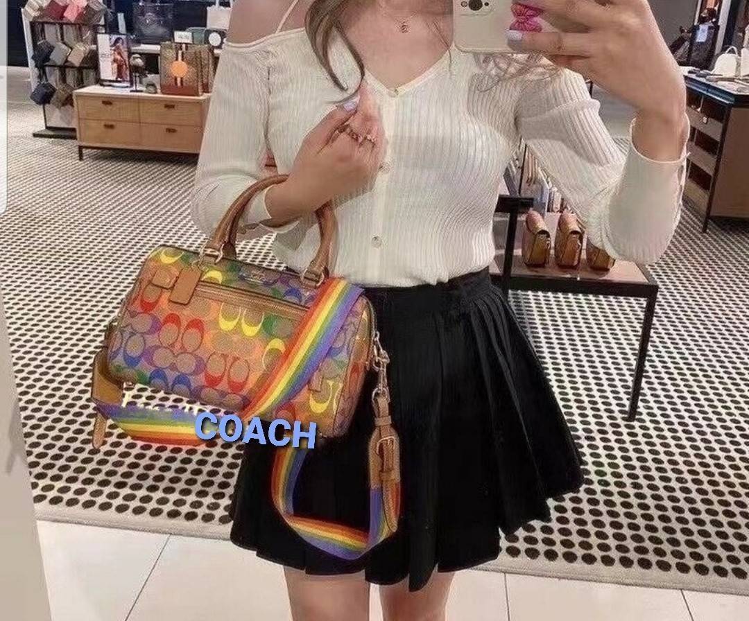 COACH ROWAN SATCHEL IN RAINBOW SIGNATURE CANVAS (COACH C4396)🌈 คอลเลคชั่นที่มาแรงที่สุด ร้อนแรงได้อย่างไม่มีแผ่วลงเลยสักนิด! โดดเด่น สดใส สะดุดตา🌈 ระดับตัวTOP ต้องยกให้เธอเลย กับ COACH ทรงหมอน 10" คอลเลคชั่นนี้// วัสดุหนังแคนว