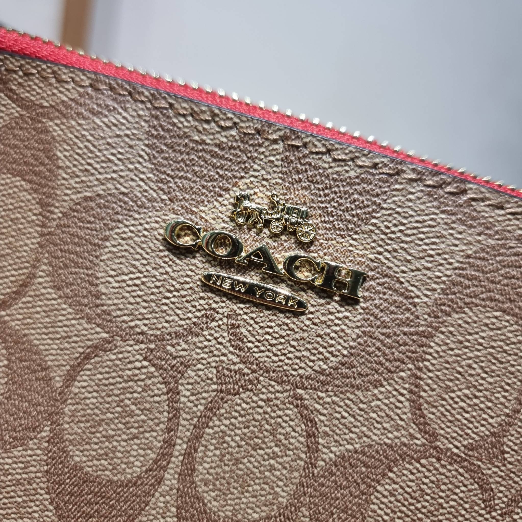 COACH TOP HANDLE POUCH F58321 พร้อมส่ง 9 สี กระเป๋าทรงพอช ยอดฮิต ยกขึ้นแท่น ด้วยดีไซน์ที่ออกมาให้ใช้งานได้ง่าย ขนาดกำลังเหมาะ