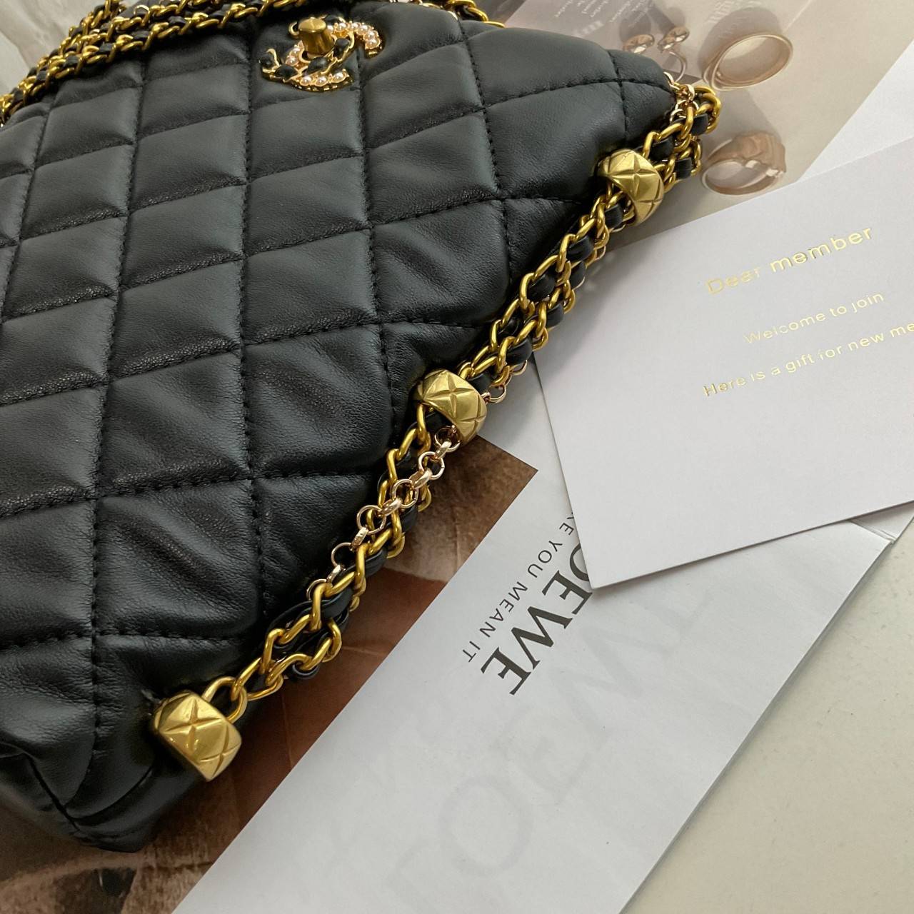CHANEL VIP GIFT CROSSBODY CHAIN BAG กระเป๋าทรงสะพายข้าง ที่กำลังมาแรงมาในตอนนี้ ตัวกระเป๋าเป็นกระเป๋าสตางค์หนังพียูพรีเมี่ยม อะไหล่ทองทั้งใบ ด้านหน้าประดับโลโก้พร้อมมุก CC สุดหรู เปิดปิดด้วยตัวหมุนล็อค ใส่กระเป๋าสตางค์ยาวได้ รุ่นนี้พกของได้เยอะในระดับนึงเ