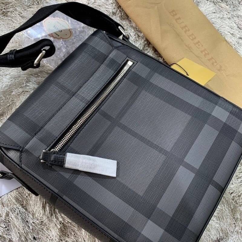 พรีเมี่ยมกิ๊ฟแท้ 100% 】BURBERRY Men's Luxury Fashion London Crossbody Check VIP GIFT WITH PURCHASE (GWP) วัสดุหนังแท้ กระเป๋าสะพายผู้ชายสีดำสุดคลาสสิค ใช้งานได้บ่อย หลายโอกาส ขนาดจุของได้เยอะ งานจริงสวยตามภาพเลยค่ะ