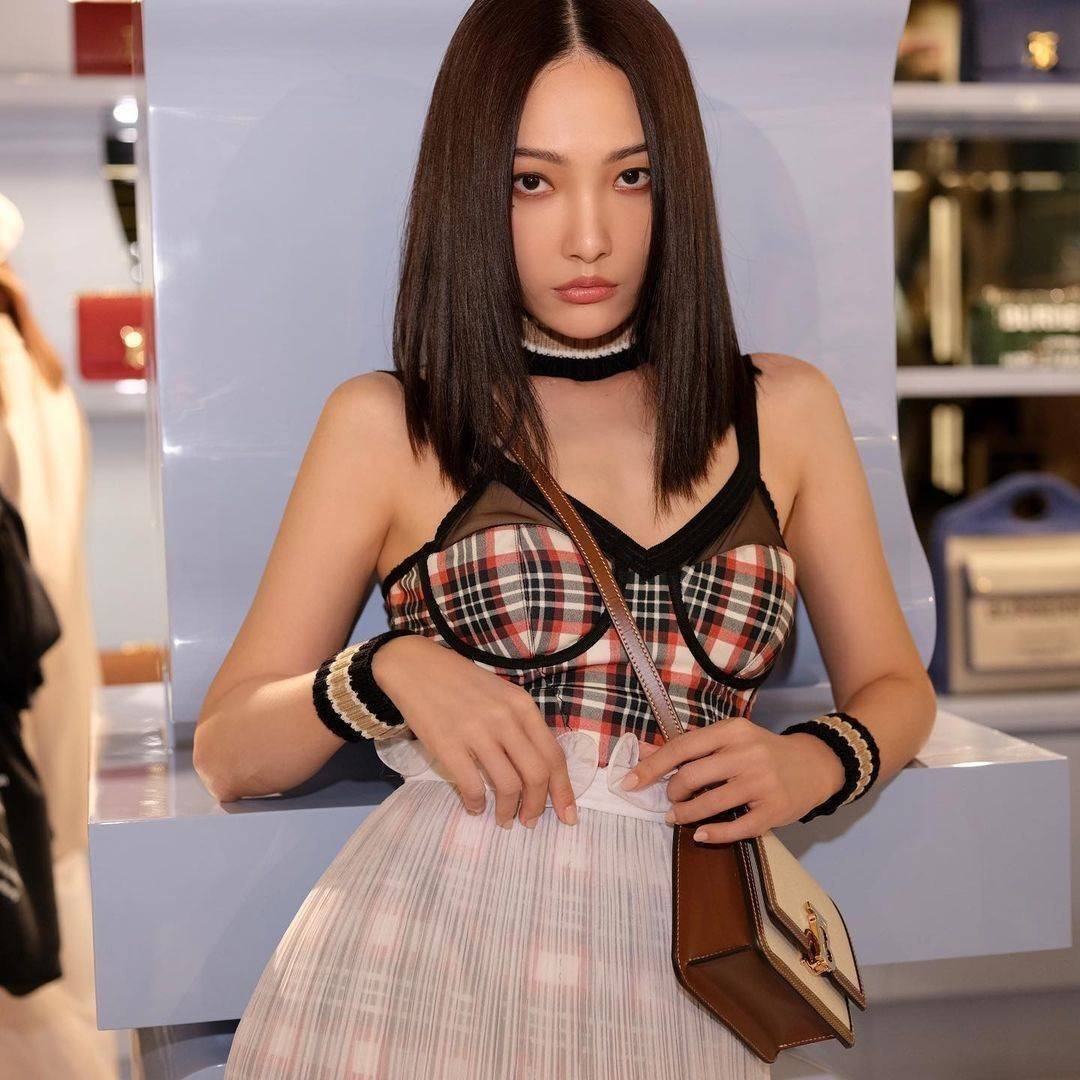 BURBERRY FRAGRANCES CROSSBODY BAG VIP GIFT WITH PURCHASE (GWP) พรีเมี่ยมกิ๊ฟ Limited Edition จากน้ำหอม BURBERRY วัสดุ Canvas & Leather ทรงเหลี่ยมสวยหรูอยู่ทรงมีโลโก้แบรนด์ด้านหน้า เปิดปิดด้วยฝาปิดมีสัญลักษณ์รูปตัวB ภายในมีช่องแบ่งเป็นสัดส่วนสามารถใส่มือถื