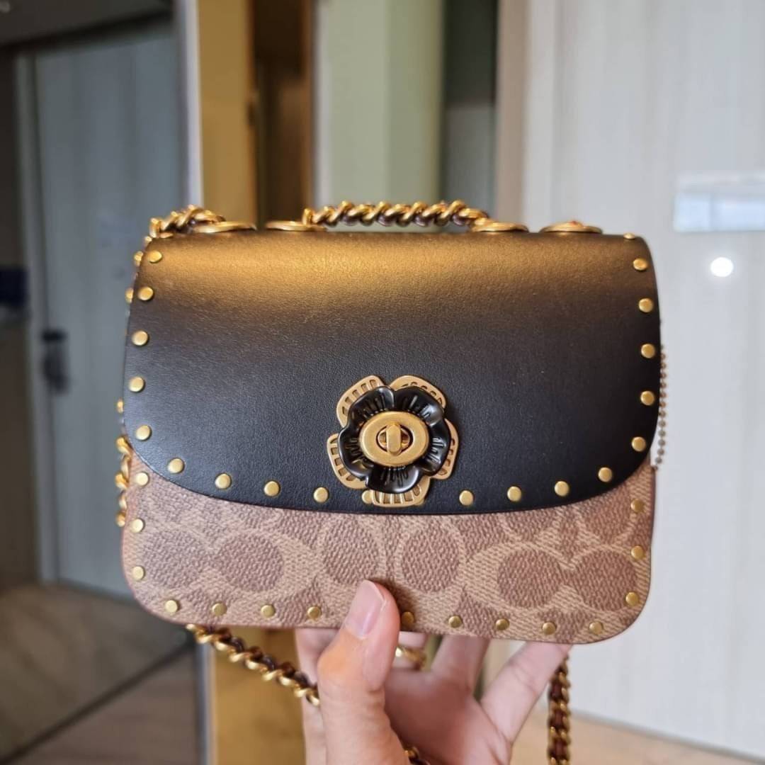 COACH C2462 MADISON SHOULDER BAG 16 IN SIGNATURE CANVAS WITH RIVETS (B4NQ4) กระเป๋าสะพายข้าง ไซส์กะทัดรัด พกพาง่าย น้ำหนักเบา ดีไซน์สวย โดดเด่นด้วยตัวล็อครูปดอกไม้ สีสันตกแต่งตัดกันกับลายซีอย่างลงตัว วัสดุหนังแคนวาสเคลือบลาย ภายในแบ่งสัดส่วนให้อย่างดี มาพ