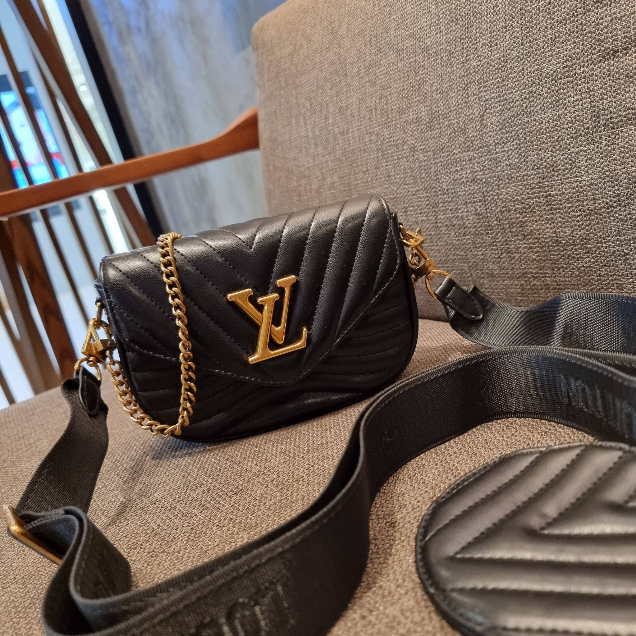 LV new wave pochette multi bag กระเป๋าสะพายมัลติฟังก์ชั่น สุดหรู มาพร้อม box set รับรองว่าดีงาม ลูกเล่นคลาสสิคผสานความวินเทจ มีสายสะพายให้ 2 เส้น และกระเป๋าใบลูก เล็กน่ารัก วัสดุหนังแท้ ภายในเป็นช่องโล่ง แบ่งสัดส่วนมีช่องย่อย ใบนี้ปรับใช้ได้หลายสไตล์ ลุคไ
