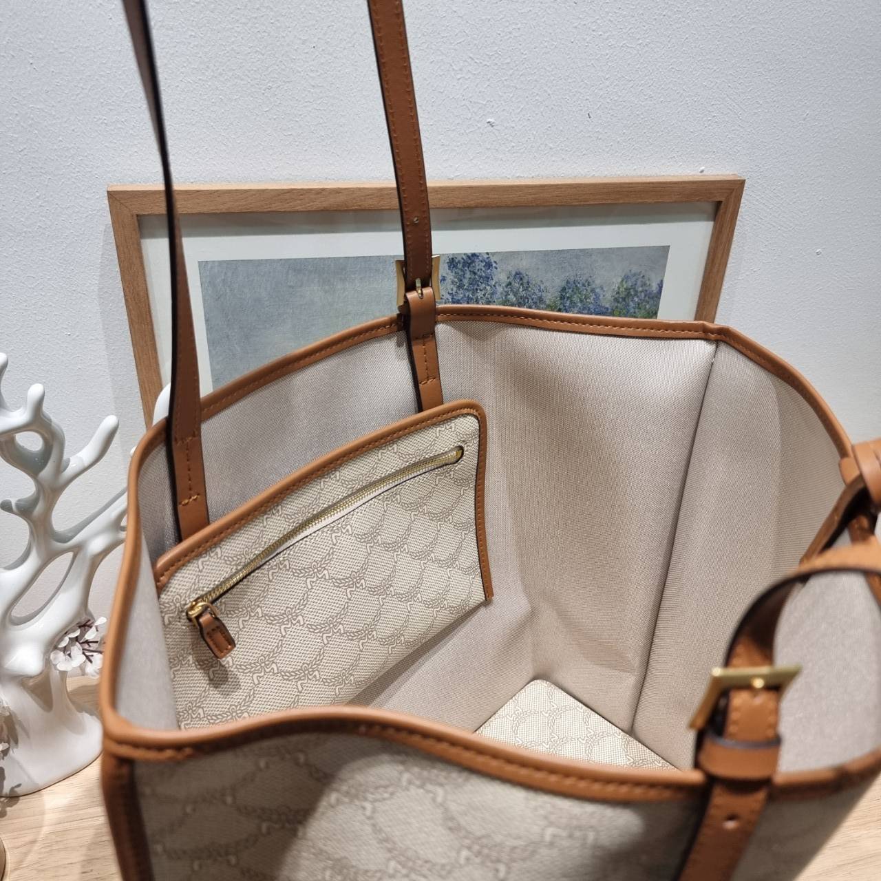 M.C.M MEDIUM HIMMEL SHOPPER IN LAURETOS กระเป๋าทรงโท้ทช้อปปิ้ง เรียบหรู คอลใหม่ พร้อมสีใหม่ ดีไซน์ละมุน น่าใช้มากๆ ก พิเศษสุดกับพวงหนังพร้อมห่วงกุญแจทึ่สามารถห้อยพวงกุญแจน่ารักๆได้