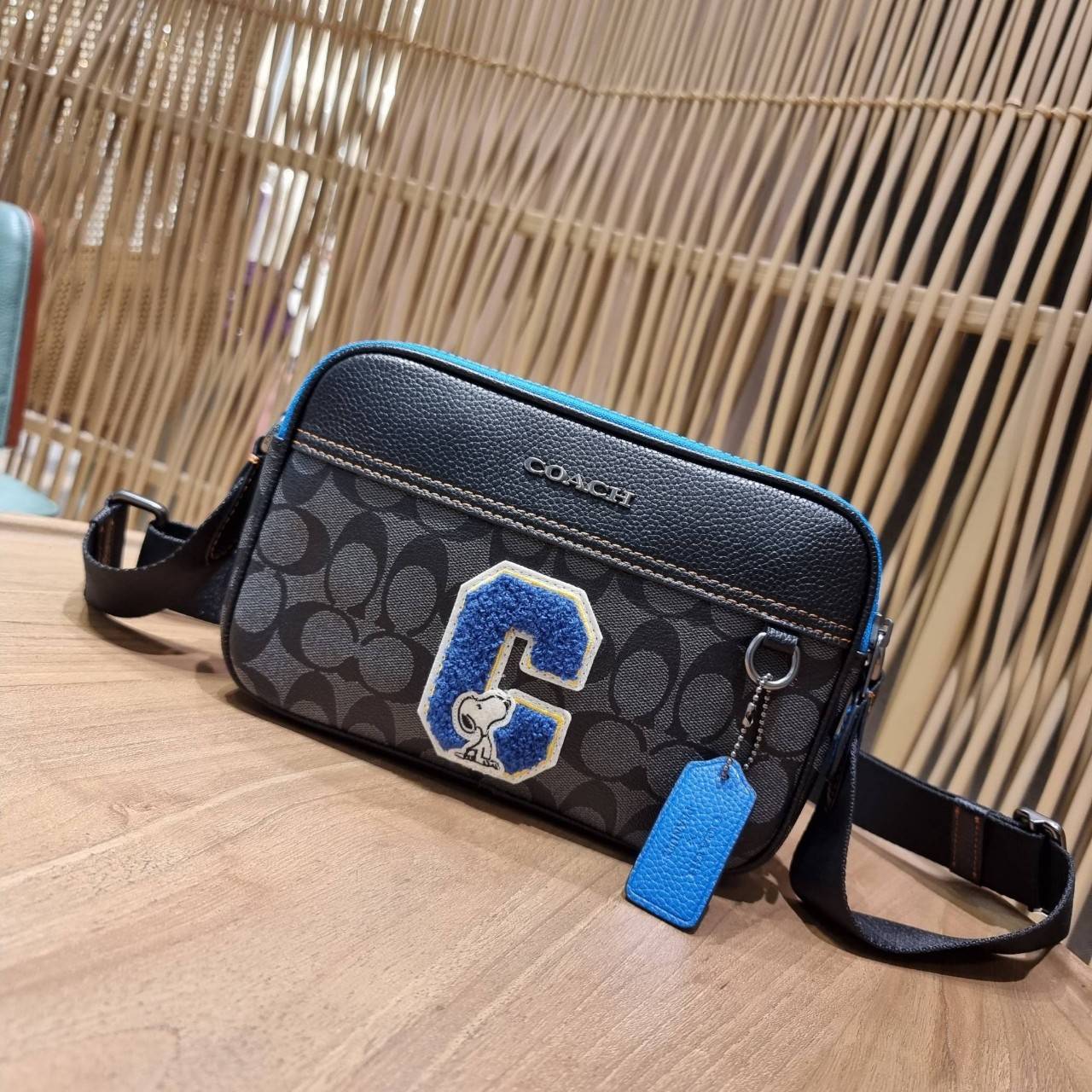 COACH C4027 COACH x PEANUTS GRAHAM CROSSBODY IN SIGNATURE CANVAS WITH SNOOPY จัดให้อีกไอเท็มจ้า สำหรับสาวกสนูปพีโดยเฉพาะ กระเป๋าครอสบอดี้ทรงยอดฮิต รุ่นนี้สามารถใช้ยูนิเซ็กส์ได้เลย สาวๆหนุ่มๆได้หมดไม่เกี่ยง!! รูปทรงดีไซน์คลาสสิค โดดเด่นด้วยตัว C ตกแต่งตัวใ