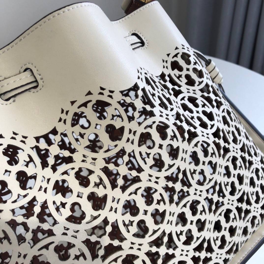 TORY BURCH T MONOGRAM LASER-CUT BELL BAG / TORY TOTE BAG ใจบางที่สุดกับคอลเลคชั่นนี้ กับกระเป๋าสะพายทรงโท้ท งานตามหาและหายาก รุ่นชูโรงสุดฮิต ที่เพิ่มดีเทลความแพงด้วยการฉลุลวดลายโมโนแกรมรอบใบ