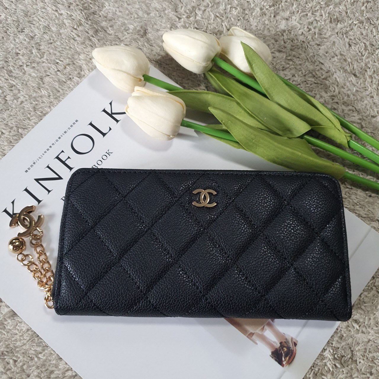 พร้อมส่งรุ่นขายดี! Don't Miss! Chanel Beaute Wallet Complimentary VIP Gift With Purchase (GWP) กระเป๋าสตางค์พรีเมี่ยมกิ๊ฟ จาก Chanel Cosmetic Counter Duty free วัสดุหนังคาเวียร์สวยหรูเปิดปิดด้วยซิปสะดวกใช้ ด้านหน้าประดับโลโก้แบรนด์อะไหล่ทอง ภายในมีช่