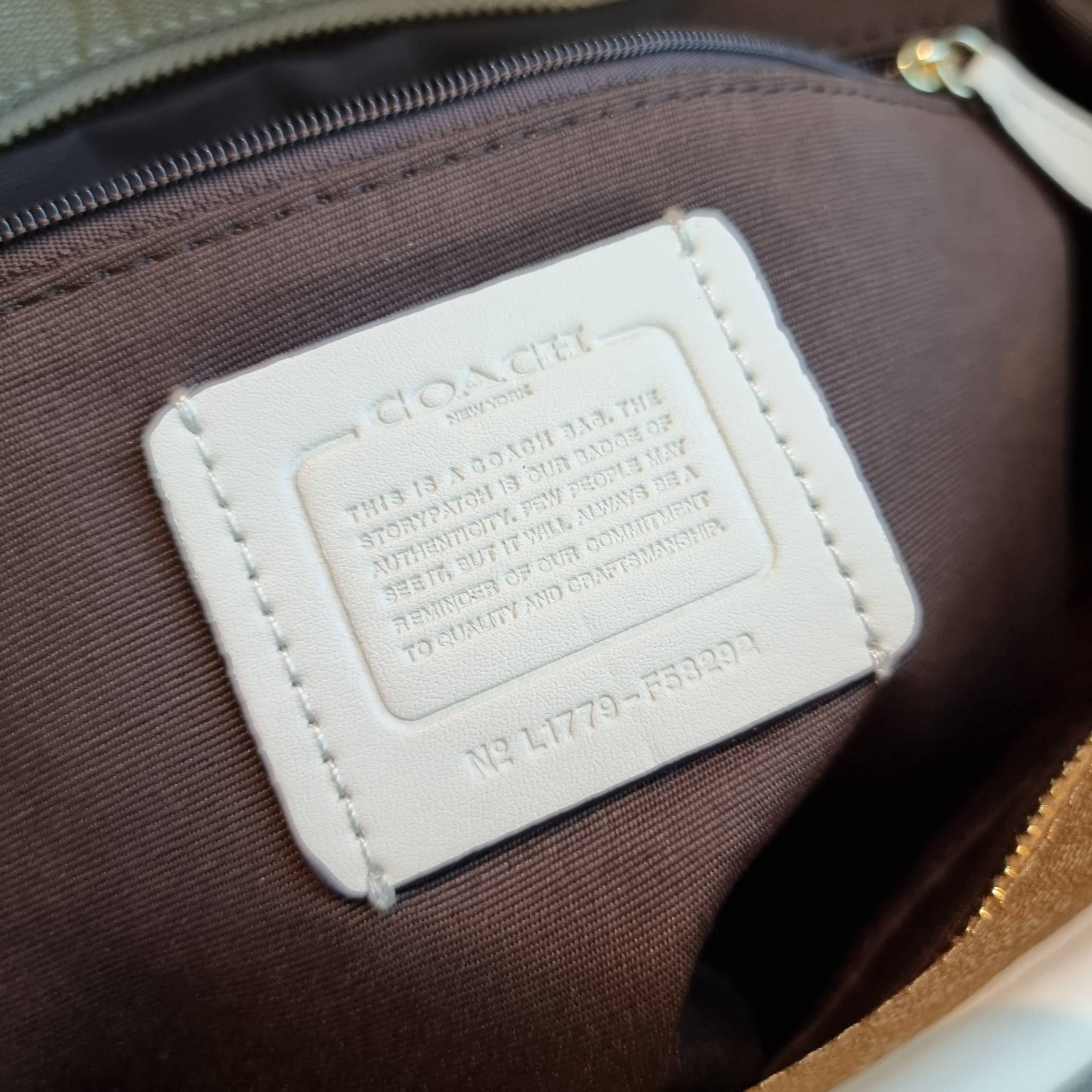 OUTLET 】COACH F58292 CITY ZIP TOTE IN SIGNATURE 16" รุ่นขายดี!! ไซส์ใหญ่ สีสวยมาให้แบบจัดเต็ม!! กระเป๋าถือทรงโท้ทใบใหญ่ สวยน่าใช้ทุกสี สะพายคล้องไหล่ได้เก๋ๆ จุของแน่นๆไปเลยจ้า!! วัสดุหนังแคนวาสคุณภาพ ปากกระเป๋าเปิด-ปิดด้วยซิป กันของหล่นได้ ถือไปไหนก็