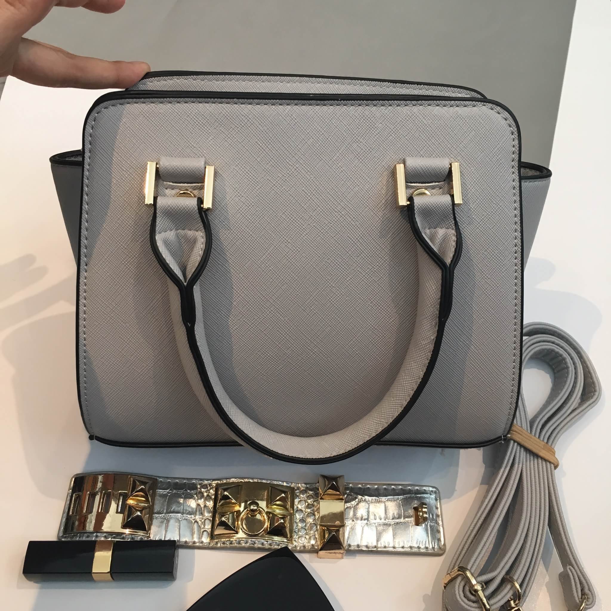 สีใหม่คะ รุ่นใหม่ล่าสุด หนัง saffiano สวยมากๆค่า รุ่น KEEP saffiano leather Mini office bag สวย น่ารัก ขนาดตอบทุกโจทย์การใช้งาน เห็นแล้ว หลงรักเลยคะ ตัวกระเป๋าขนาดกำลังดีหนังsaffiano ลายสวยที่สำคัญ ดูแลรักษาง่าย ประดับด้วยผ้าพันหูกระเป๋า silk คุณภาพดีที่ส